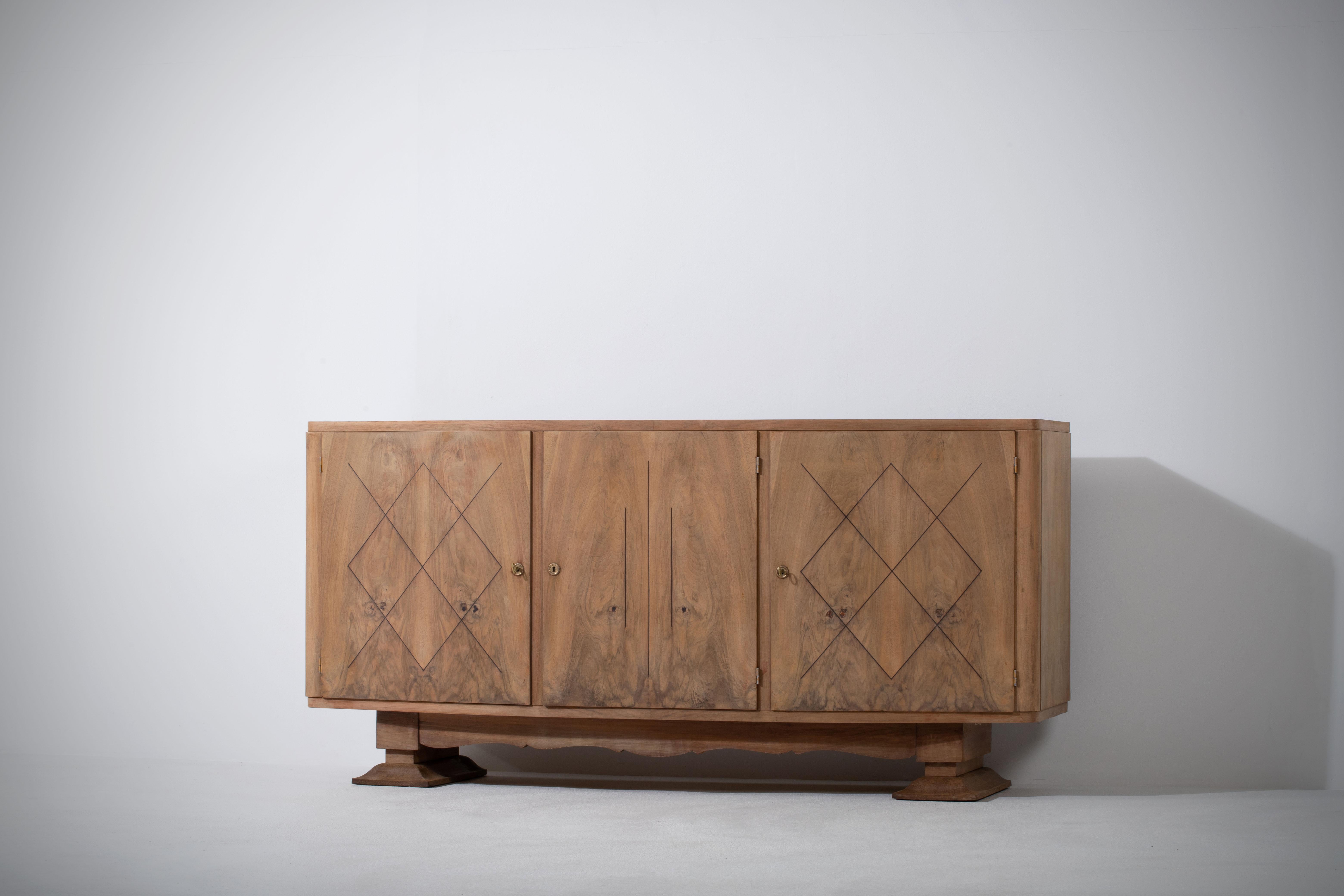 Elegant credenza, walnut, France, 1940s.
Large Art Deco Brutalist sideboard. 
The credenza consists of three storage facilities covered with rich wood grain.
Good condition.