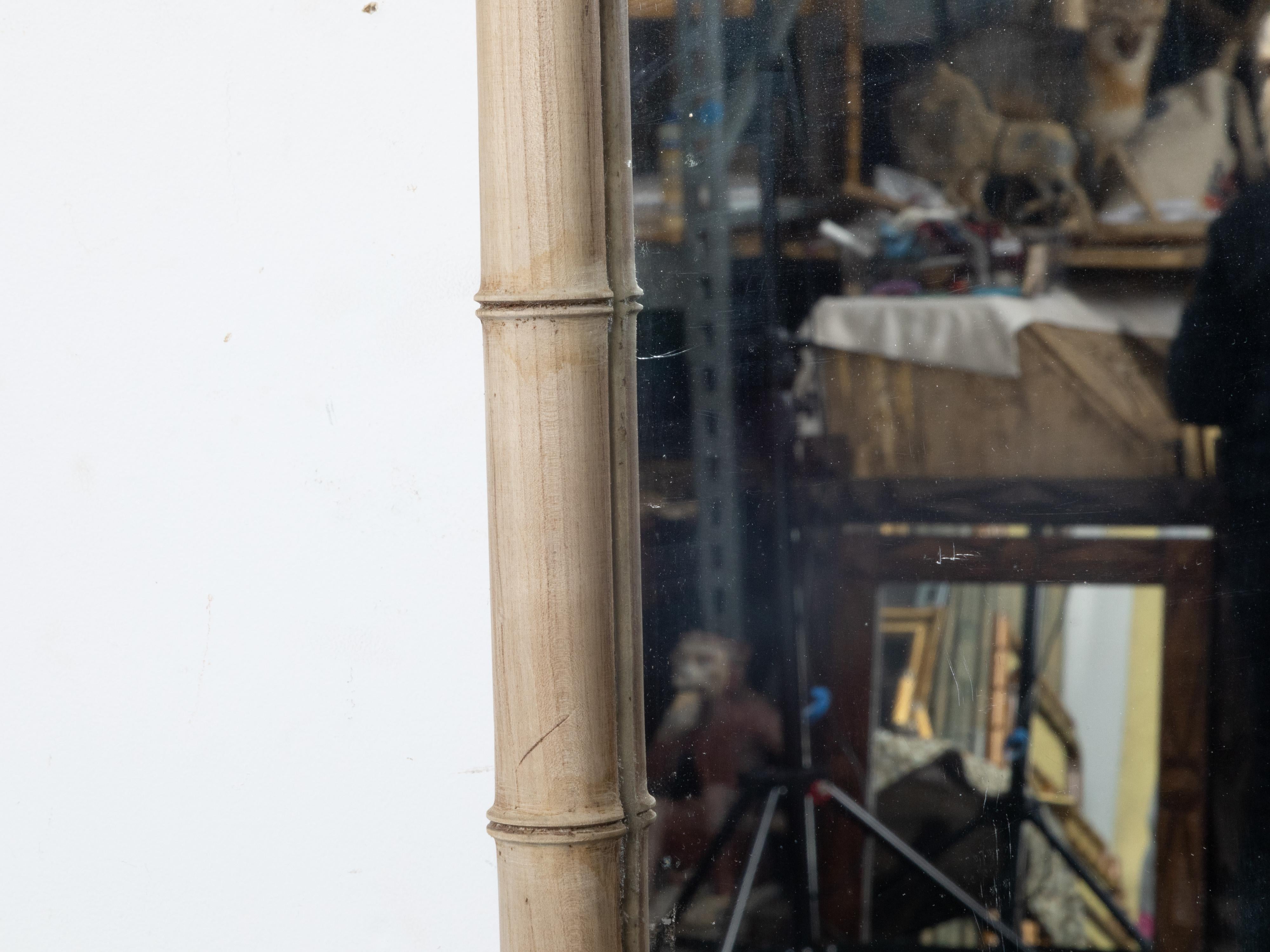 Französisch gebleicht Faux Bamboo Turn of the Century Spiegel mit interessanten Ecken  (Kunstbambus) im Angebot