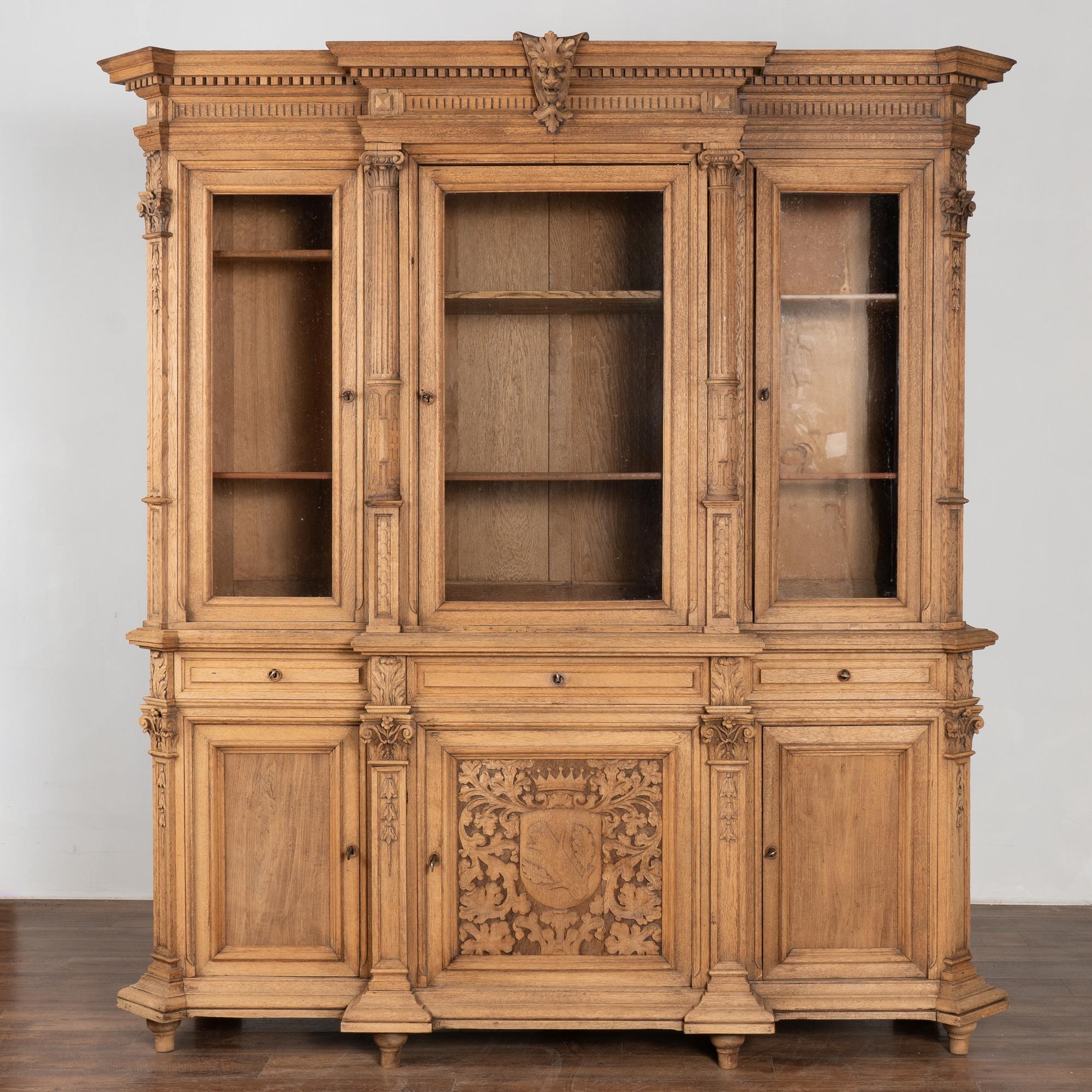 Francese Vetrina libreria francese in Oak sbiancato con ripiani regolabili, circa 1890 in vendita