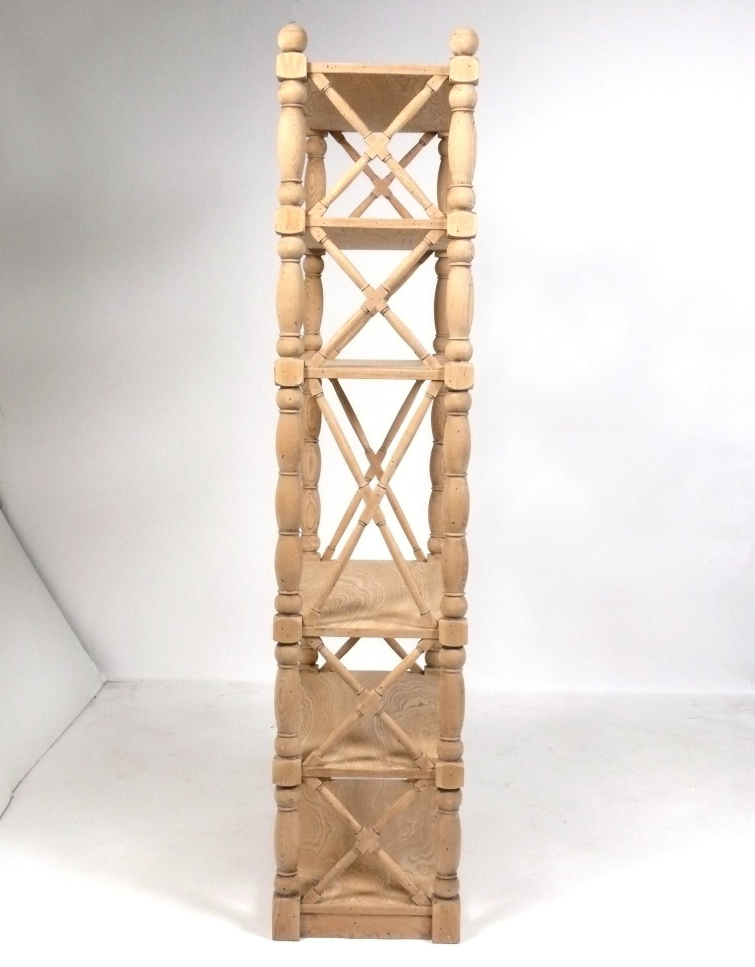 Stile provenzale Libreria o vetrina francese in Oak sbiancato in vendita