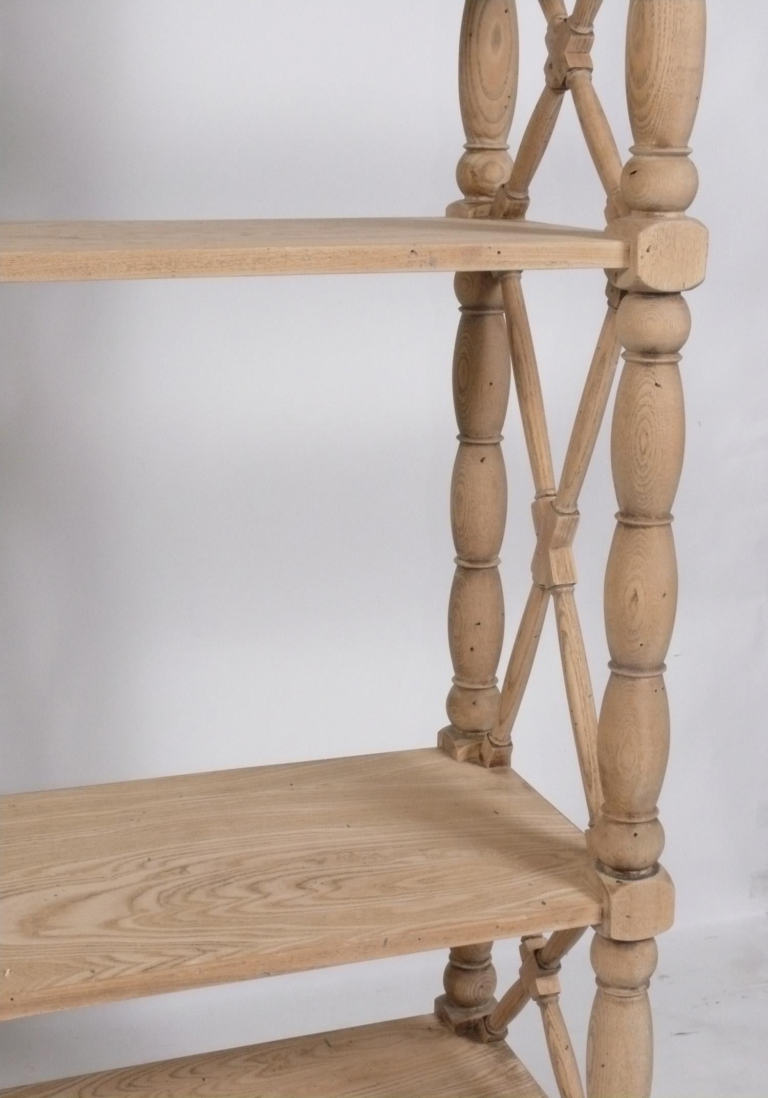 Metà XX secolo Libreria o vetrina francese in Oak sbiancato in vendita
