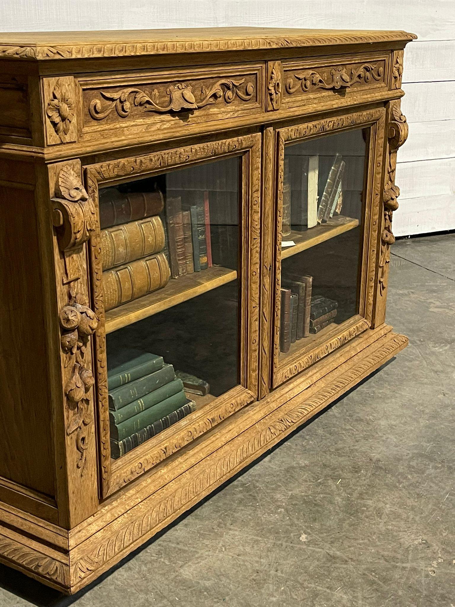 Bibliothèque ou cabinet sculpté en chêne blanchi français en vente 7