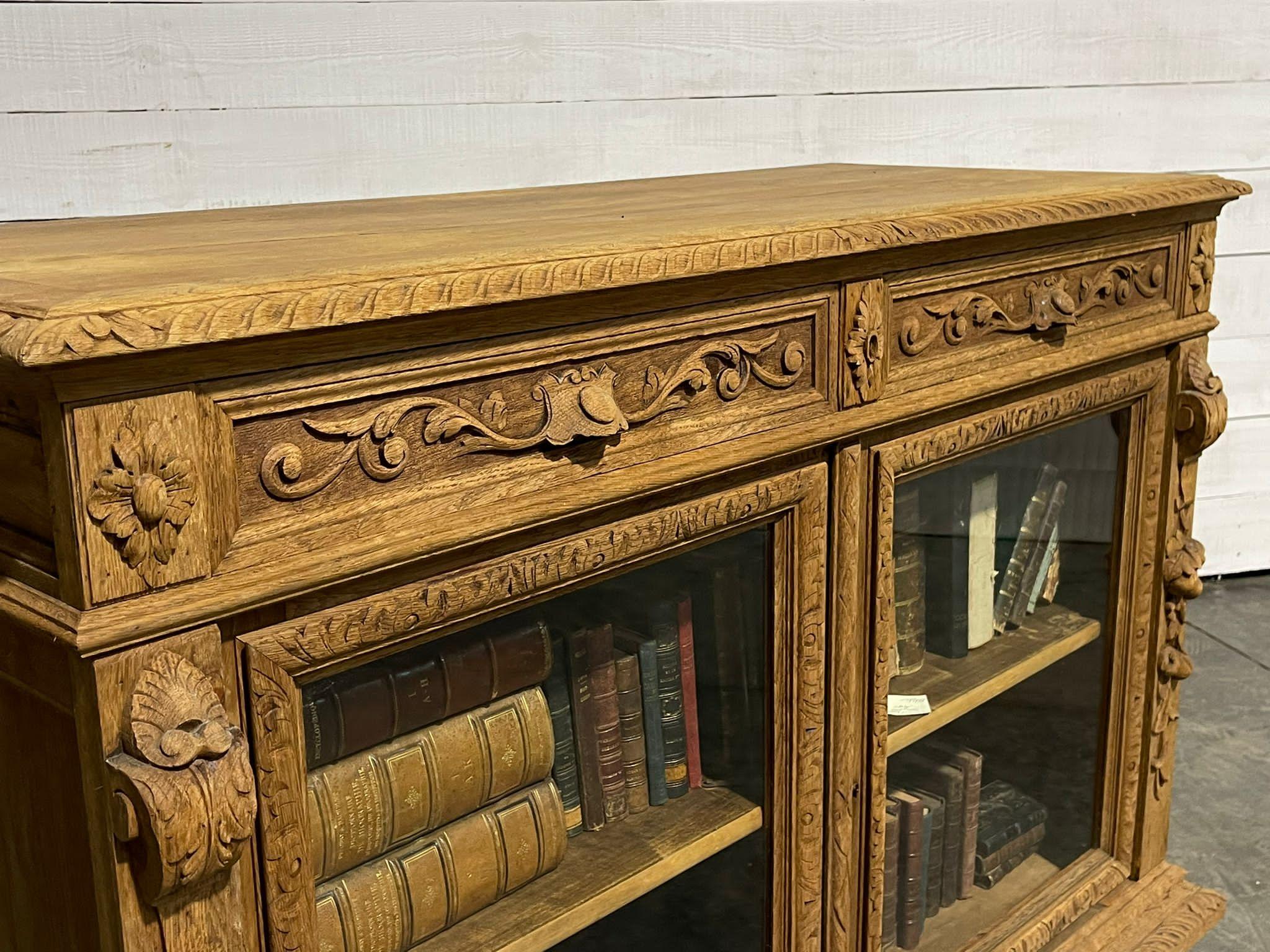 Bibliothèque ou cabinet sculpté en chêne blanchi français en vente 12