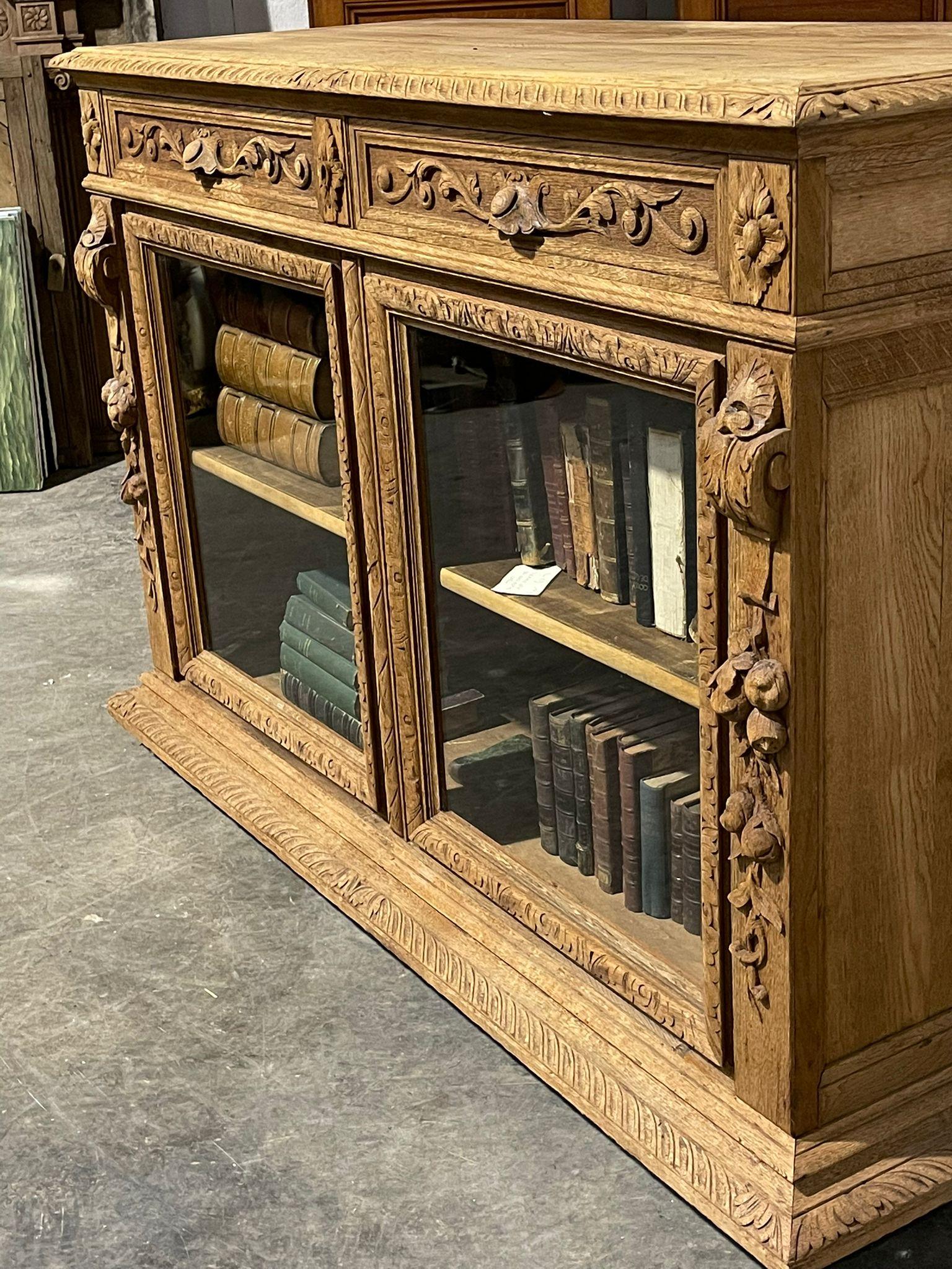 Chêne Bibliothèque ou cabinet sculpté en chêne blanchi français en vente