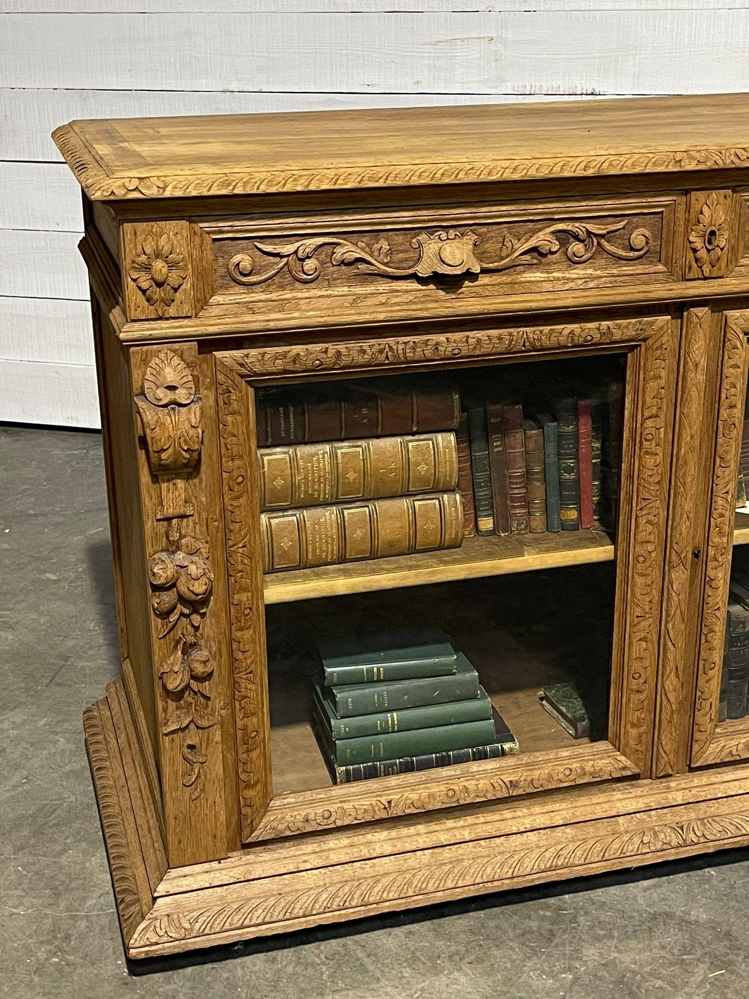 Bibliothèque ou cabinet sculpté en chêne blanchi français en vente 1