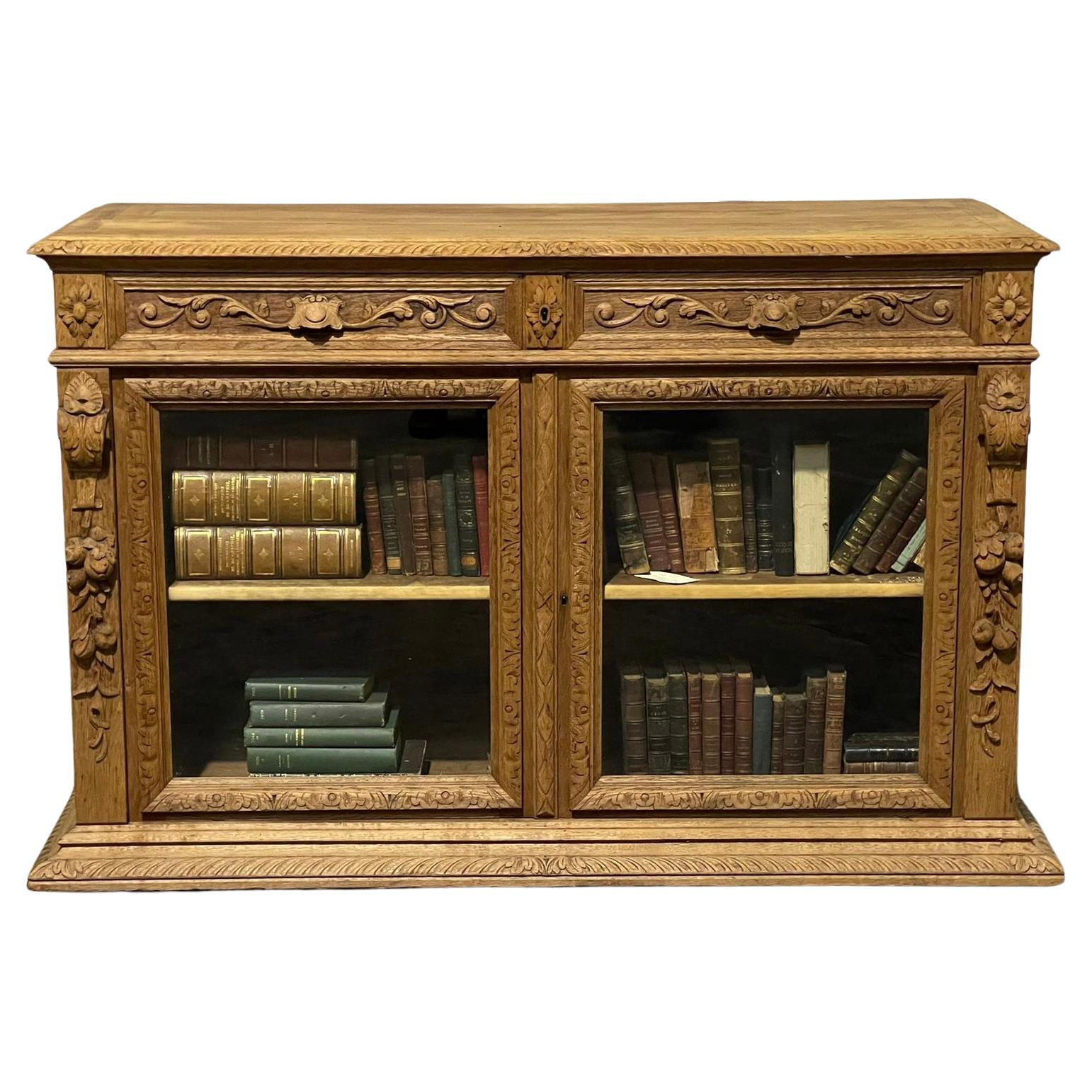 Bibliothèque ou cabinet sculpté en chêne blanchi français en vente
