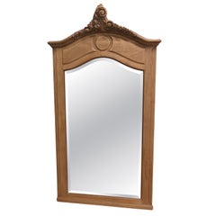 Miroir mural sculpté en chêne blanchi français. Une pièce idéale pour l'entrée.
