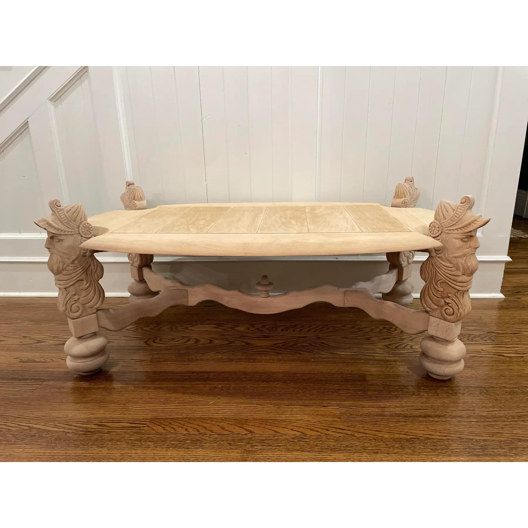 Une table basse en chêne blanchi magnifiquement travaillée, provenant d'un domaine en France, exécutée dans le style Coloni britannique à la fin du 20e siècle. La table présente des blocs d'angle sculptés, des châssis façonnés et un tablier