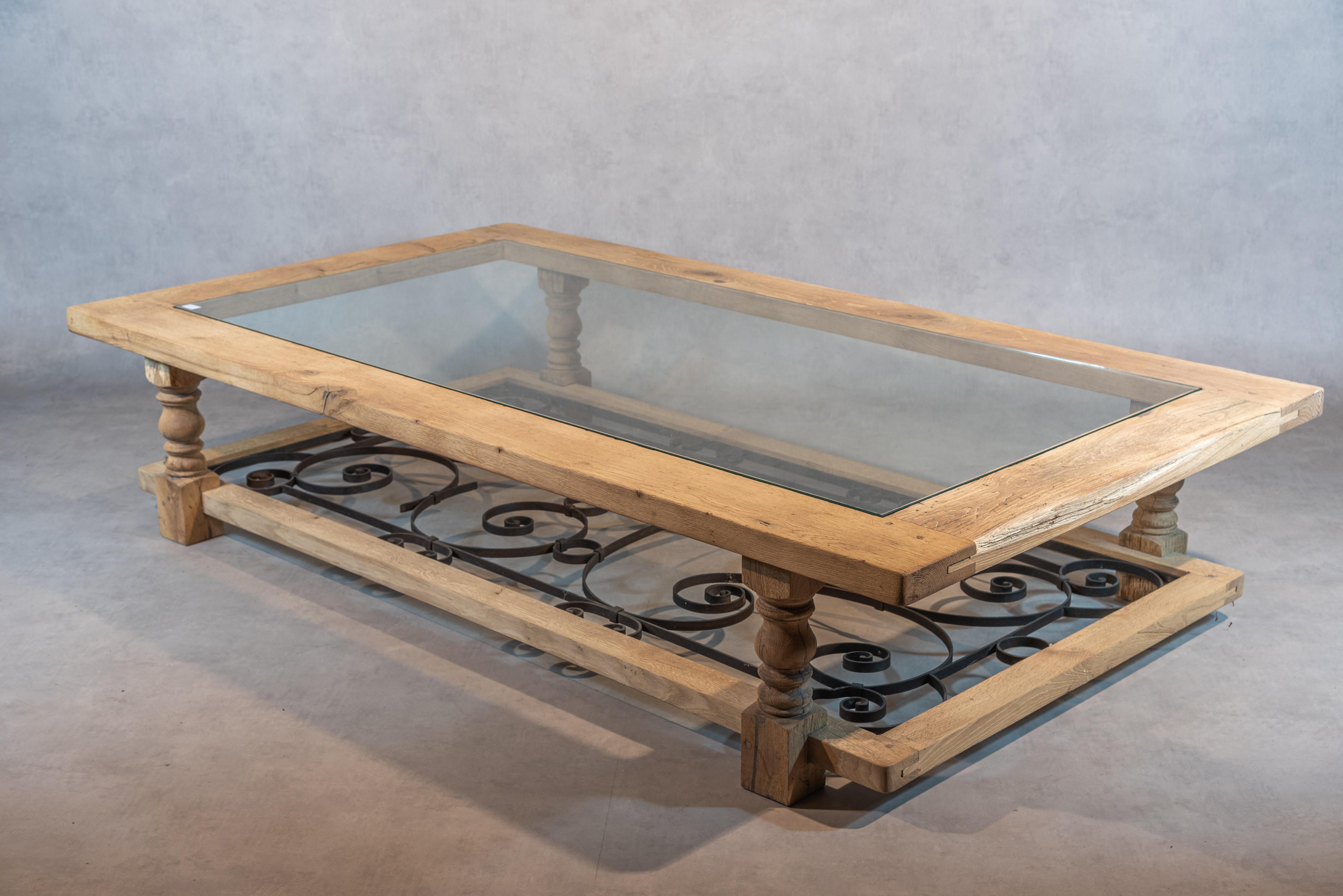 Cette superbe table basse en chêne blanchi de la fin du XXe siècle est une véritable œuvre d'art. Avec son design classique et sa construction robuste, elle est le complément parfait de toute décoration intérieure sophistiquée.

Le cadre en chêne