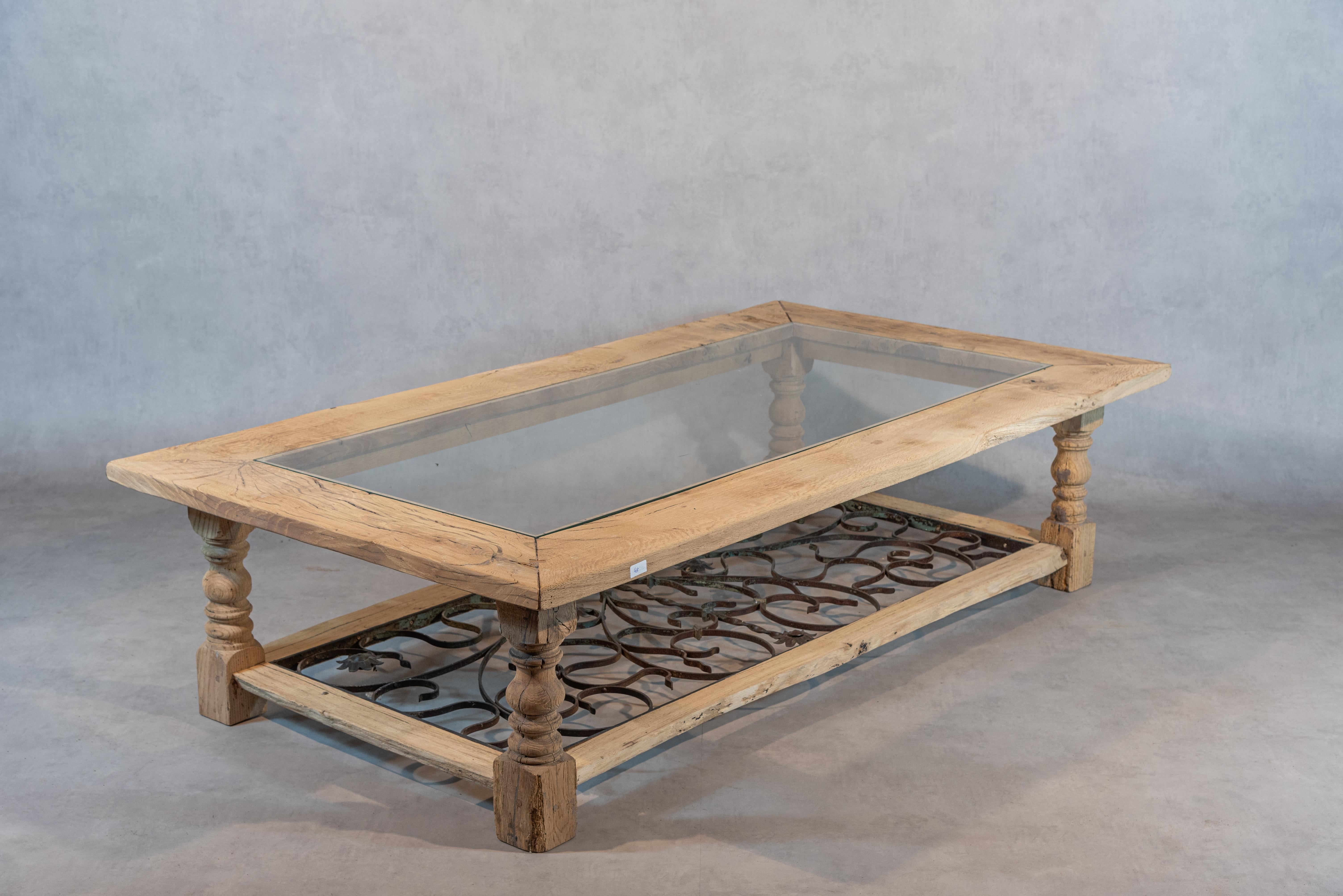 Rustique Table basse en chêne blanchi français en vente