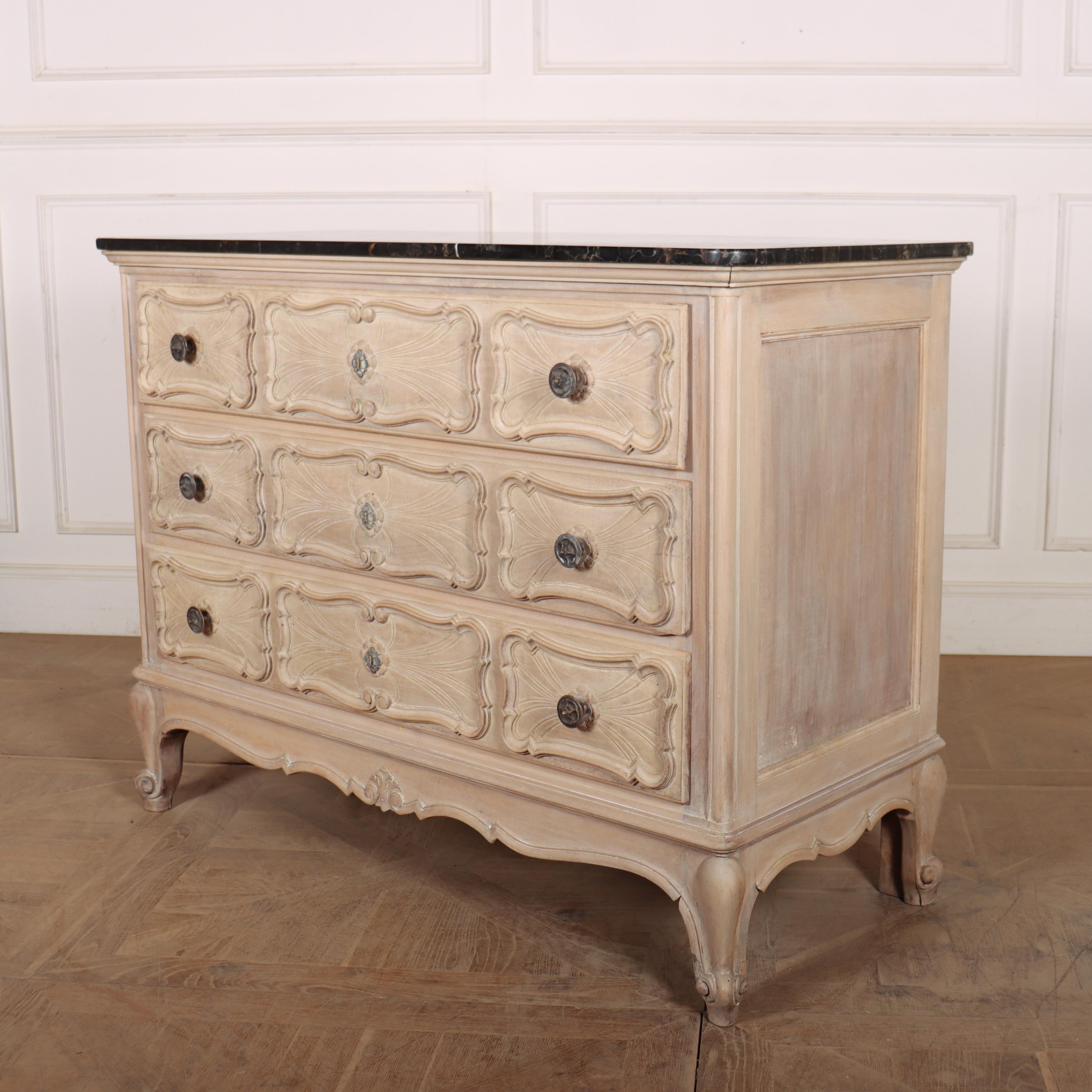 Commode francese in Oak sbiancato in vendita 1