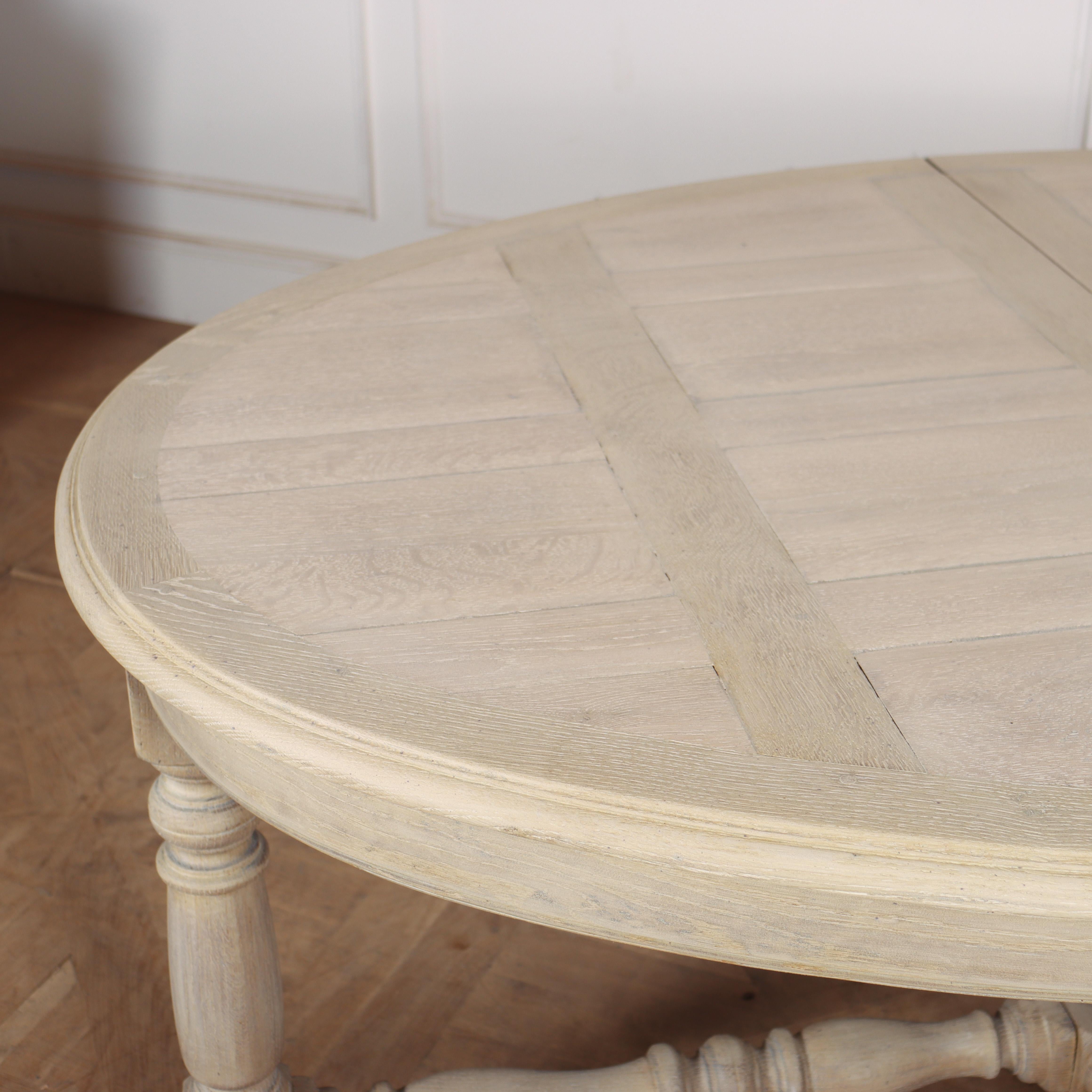 French Bleached Oak Dining Table In Good Condition For Sale In Leamington Spa, Warwickshire