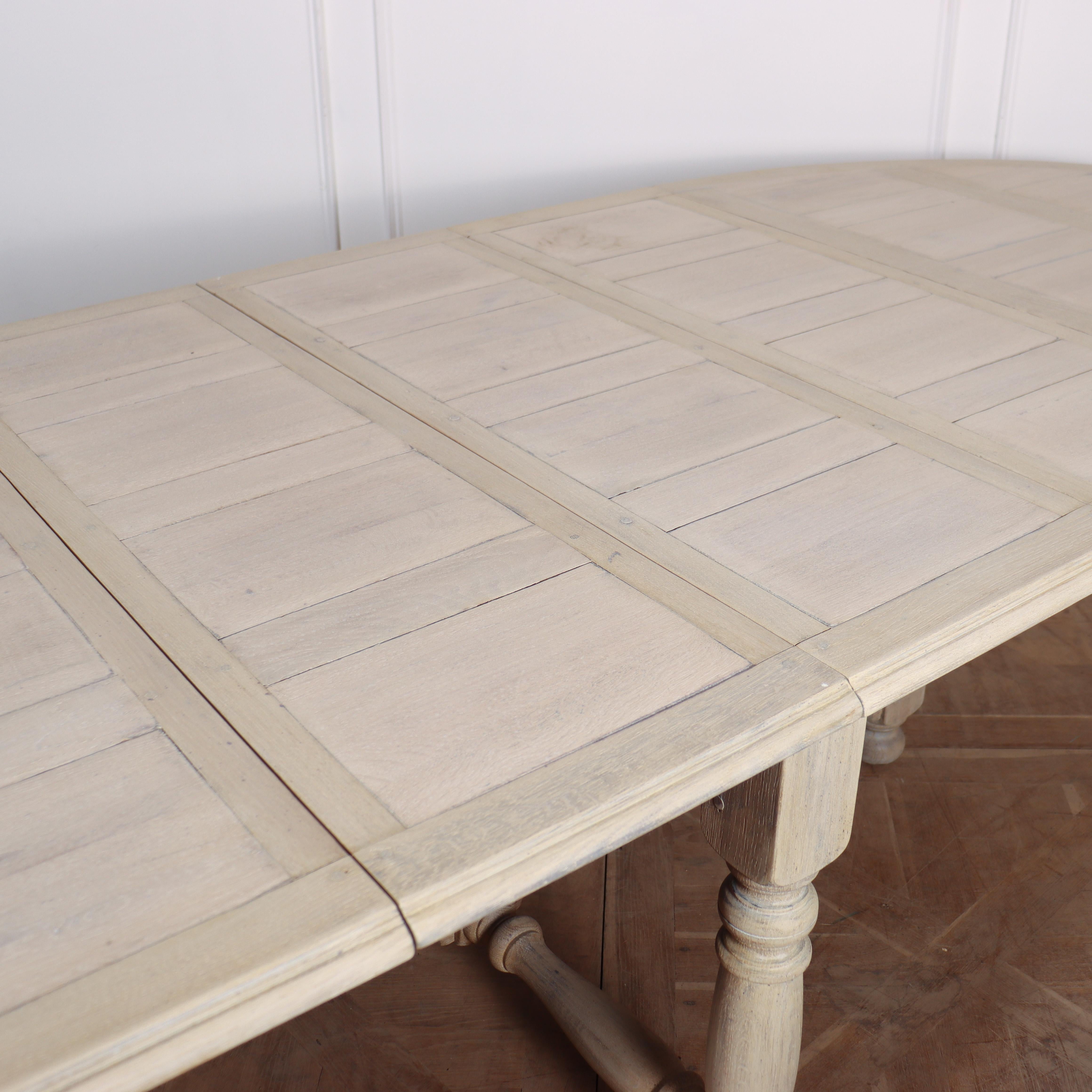 XIXe siècle Table de salle à manger en chêne blanchi en vente