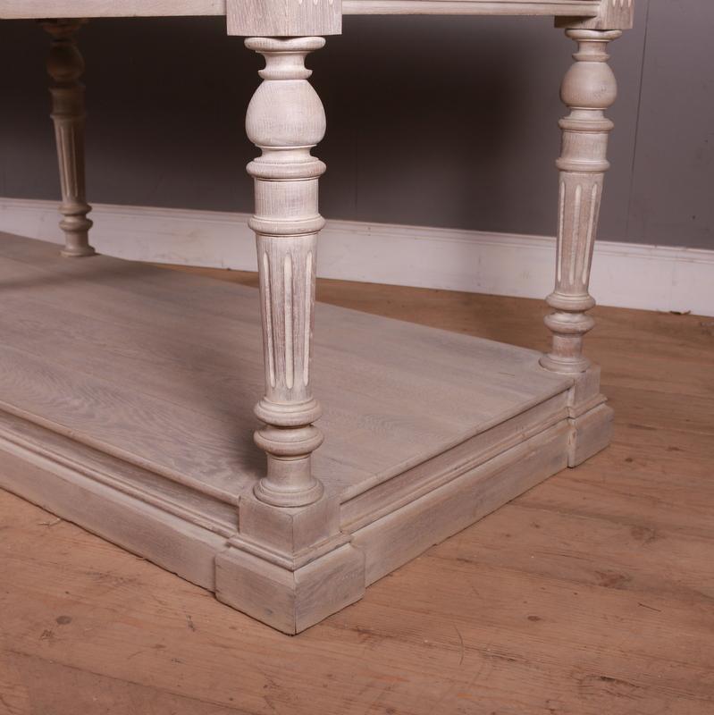 Monumental 19th C French bleached oak drapers table with a good architectural look. 1880.



Dimensions
118.5 inches (301 cms) wide
36 inches (91 cms) deep
36 inches (91 cms) high.