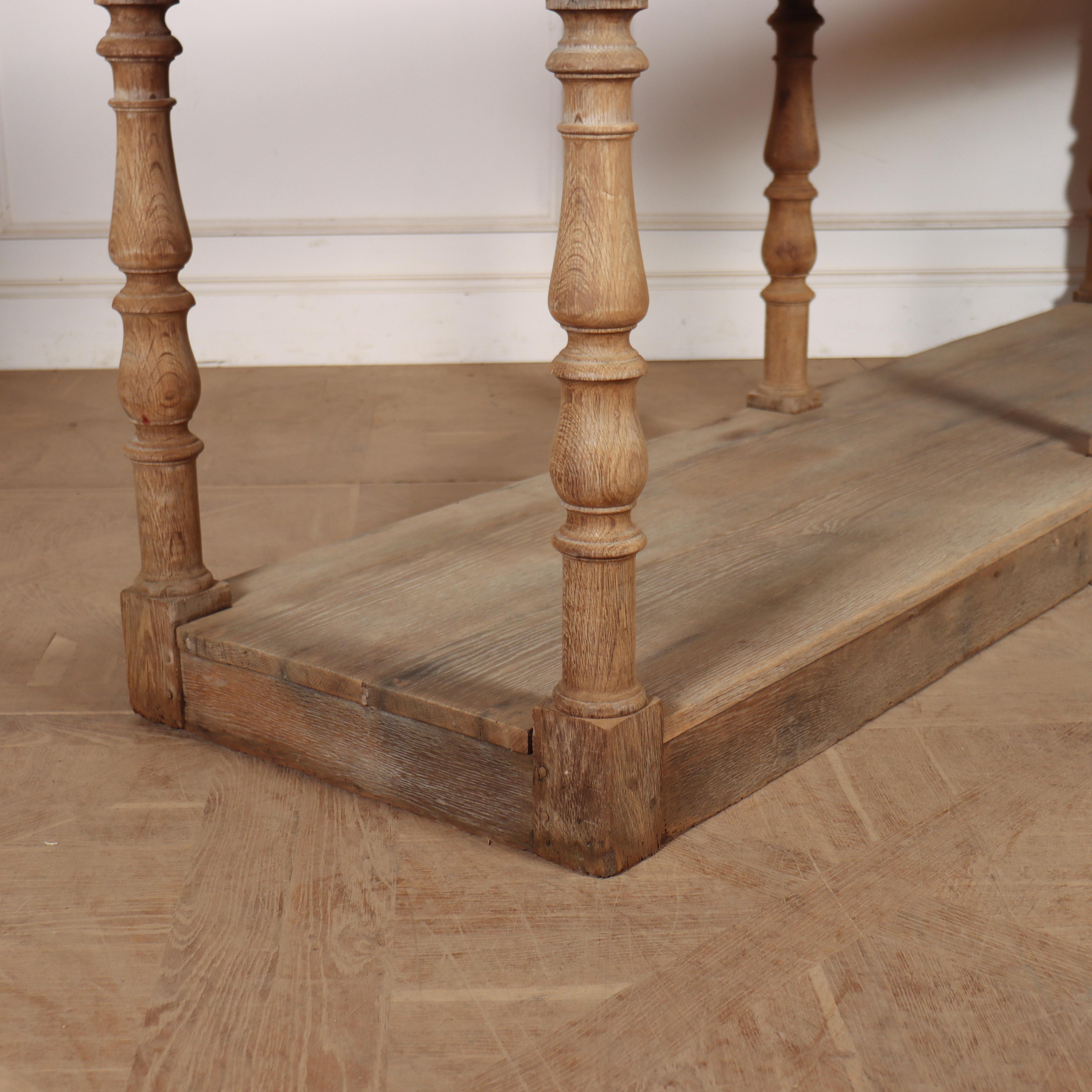 Mesa de damero francesa de roble blanqueado Francés en venta