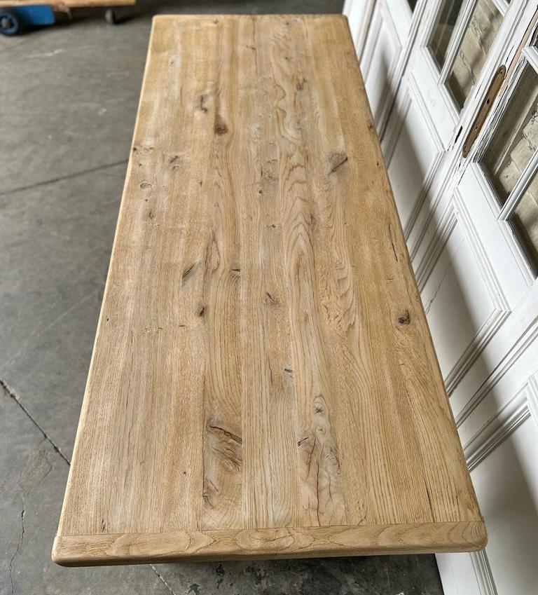 A good quality solid Oak farmhouse dining table, French in origin and dating to the early 1900s and of excellent quality construction. We have bleached it for a lighter look and to bring out the natural beauty of the wood. Excellent knee