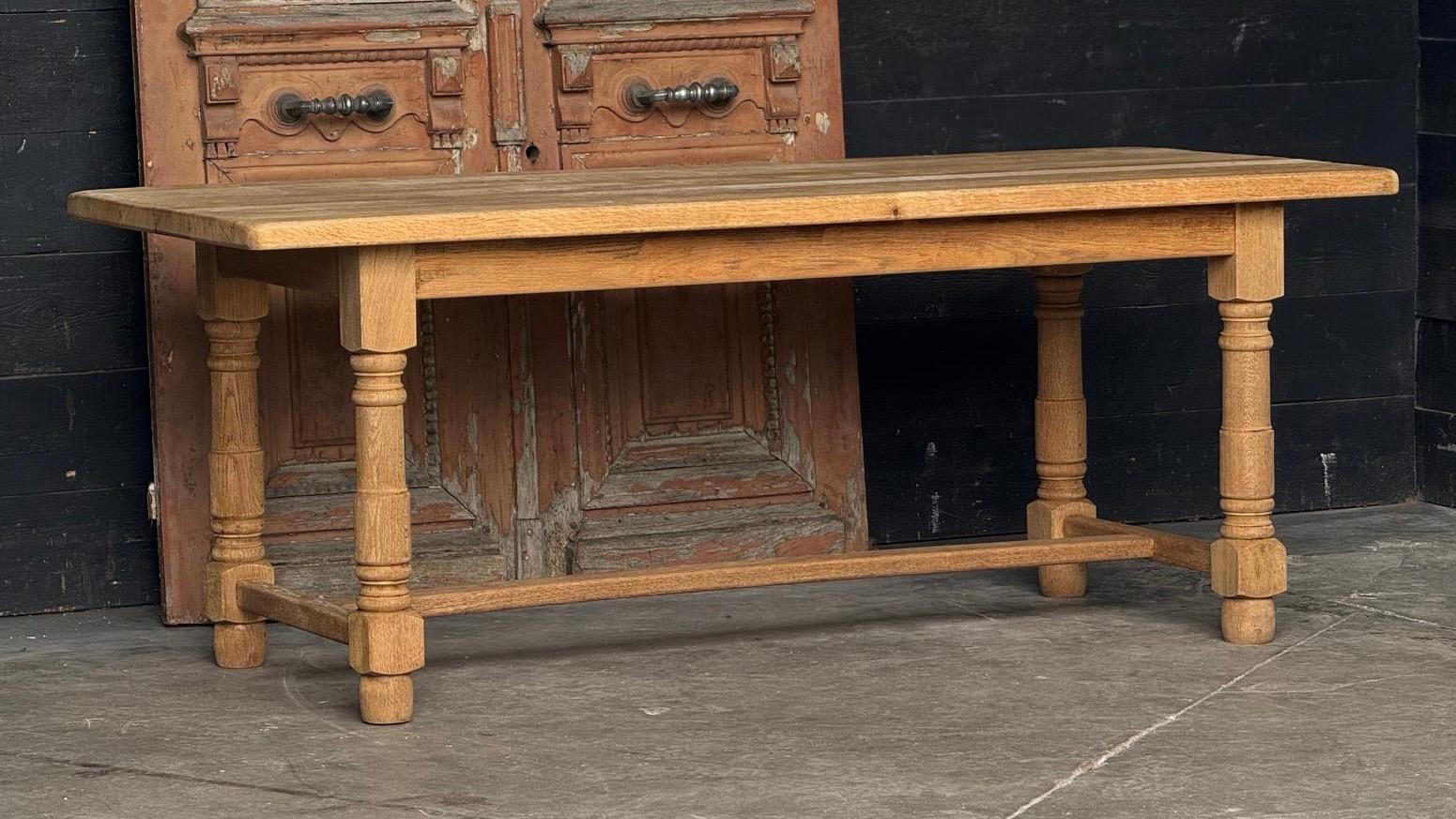 French Bleached Oak Farmhouse Dining Table In Good Condition For Sale In Seaford, GB