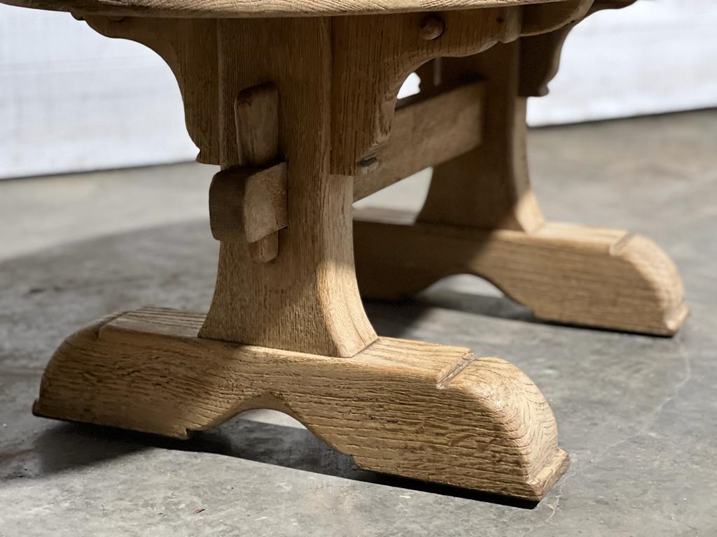 Une belle table basse en chêne français, fabriquée à partir de
Chêne massif et rare étant ovale. Construction d'excellente qualité. Nous l'avons blanchi pour un aspect plus léger et pour faire ressortir le bois naturel.
En excellent état d'origine