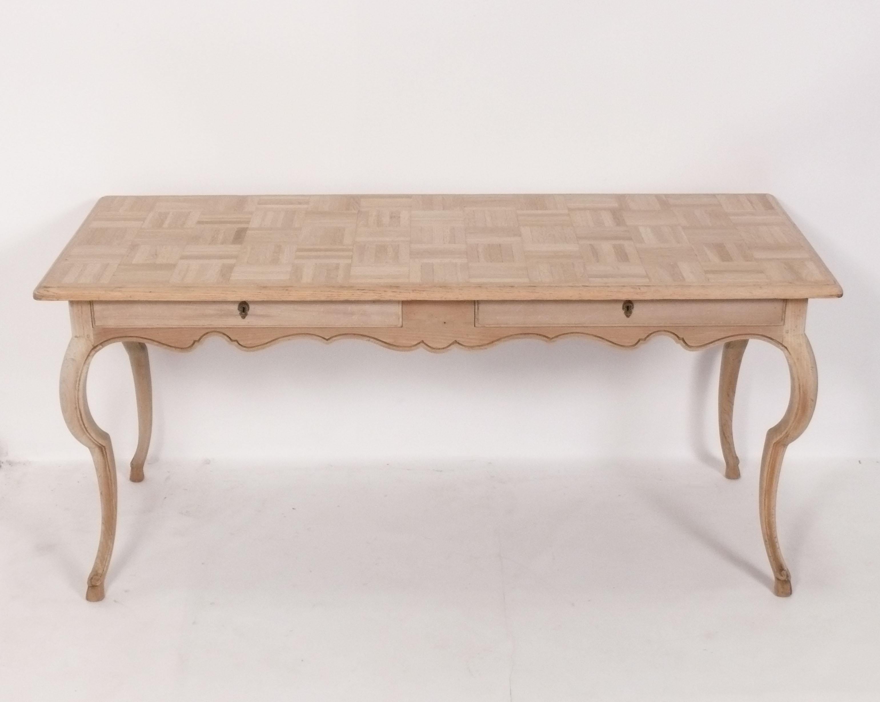 Elegant bureau en parquet de chêne blanchi, France, vers les années 1950. 