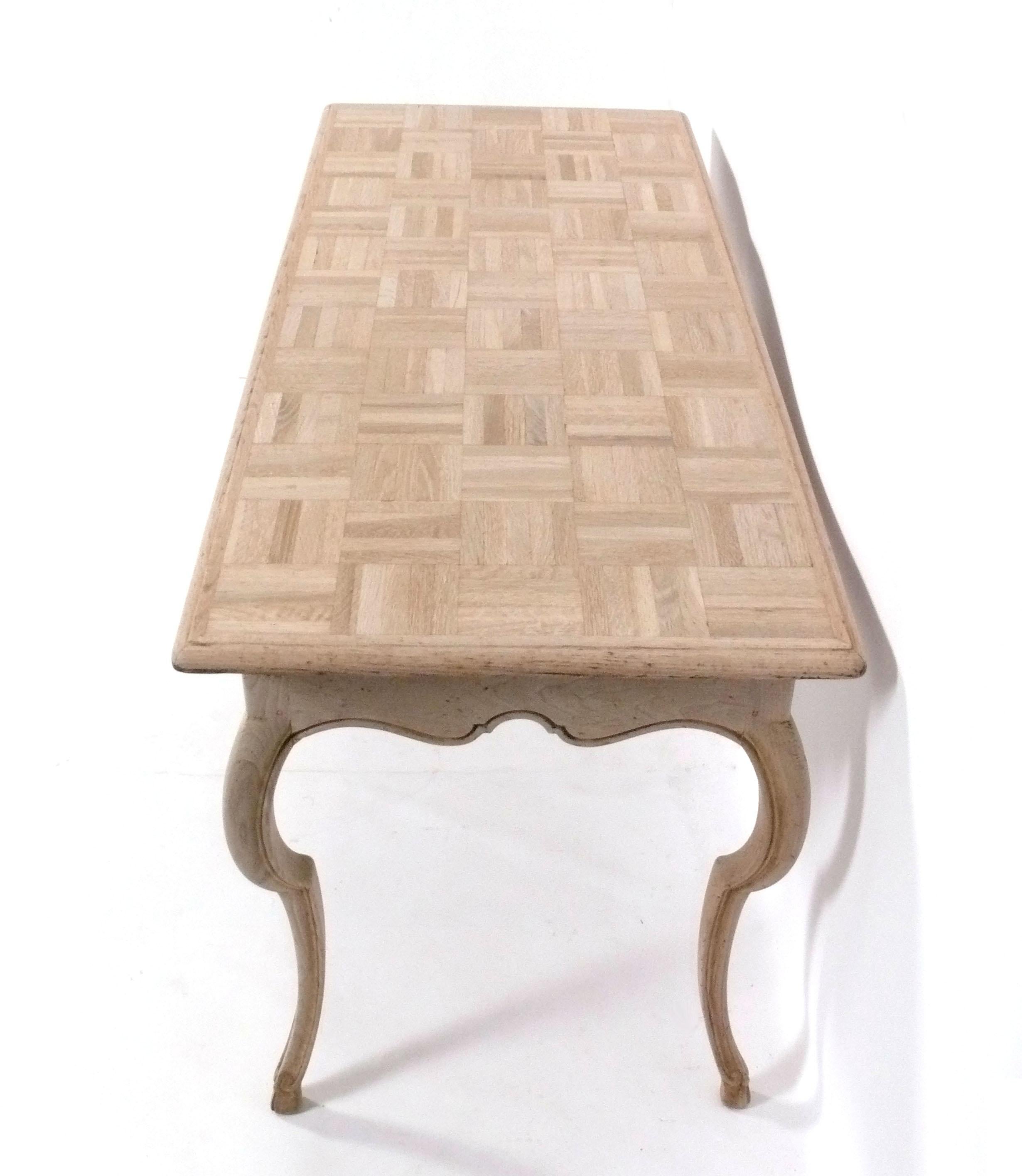 Provincial français Bureau français en parquet de chêne blanchi en vente