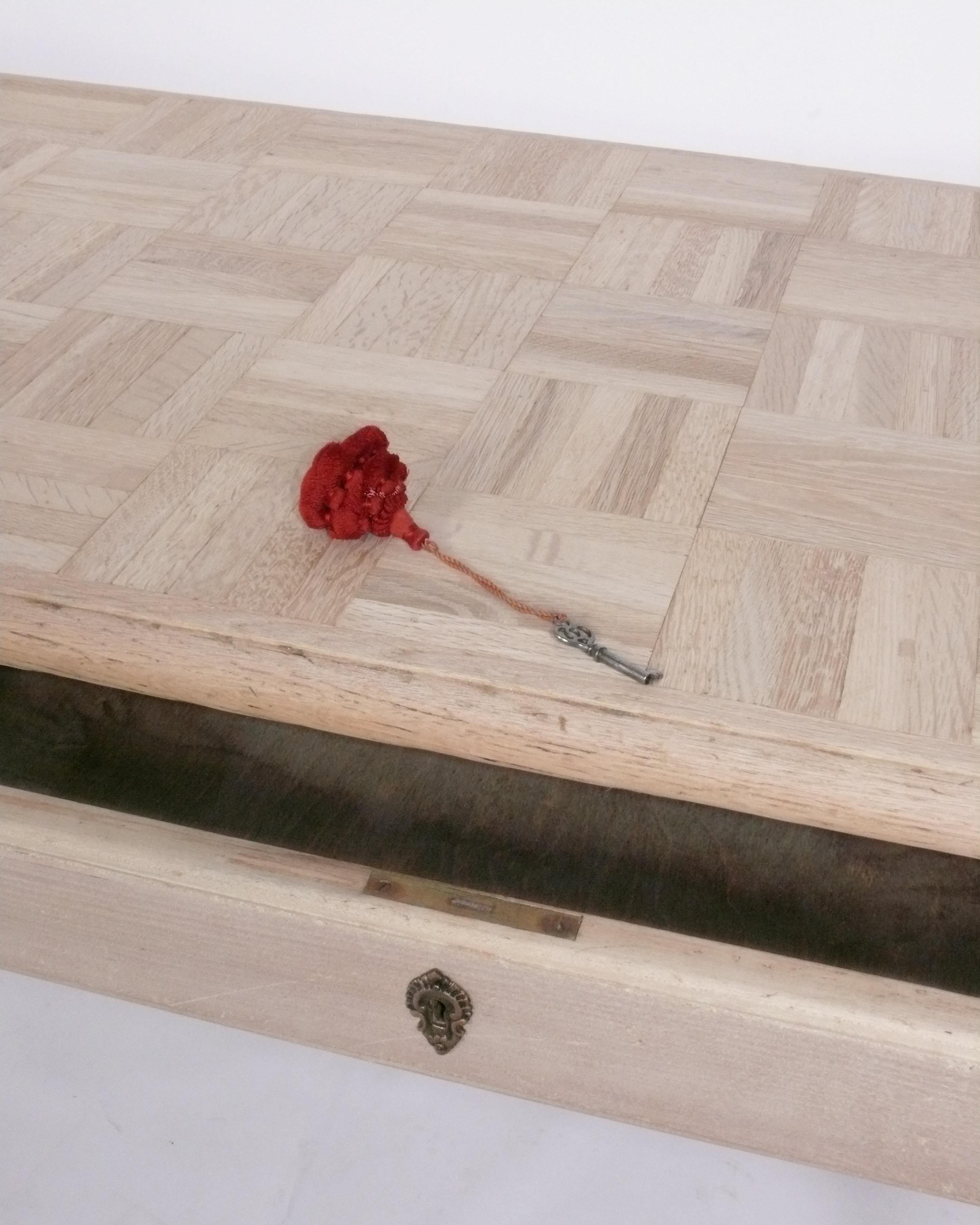 Bureau français en parquet de chêne blanchi Bon état - En vente à Atlanta, GA