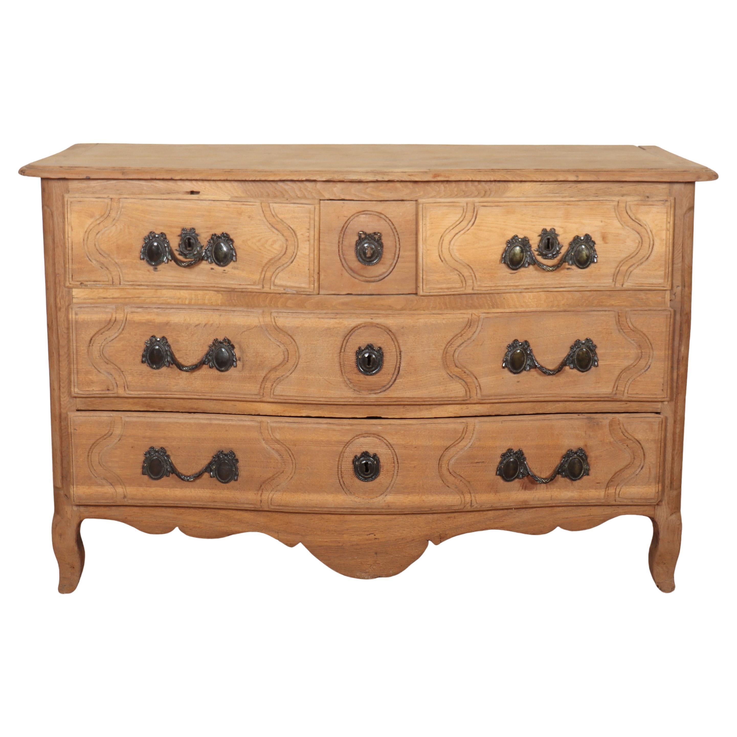 Commode serpentine française en chêne blanchi