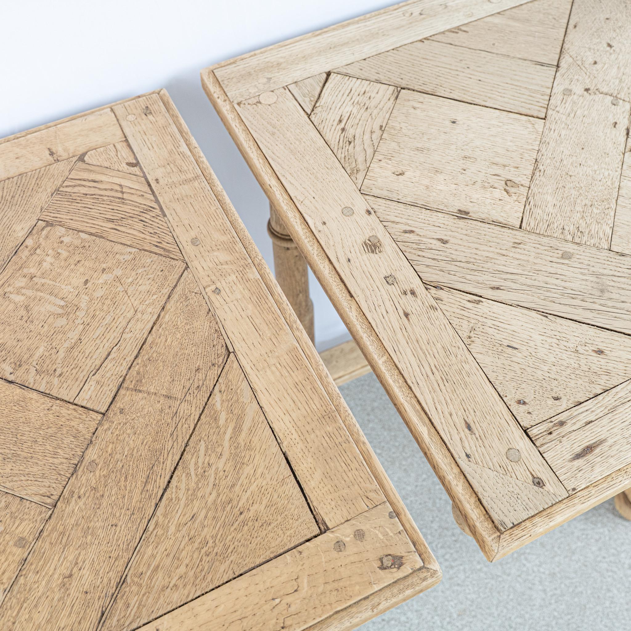 Coppia di tavolini da salotto in rovere massiccio sbiancato, molto insoliti e di ottima qualità, con bellissime traverse.
Vecchi piani in parquet squadrato, con decorazioni a forma di finial tornite a mano.

Francia, circa 1900.

Altezza - 76