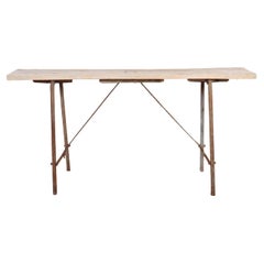 Table à tréteaux blanchie à la française