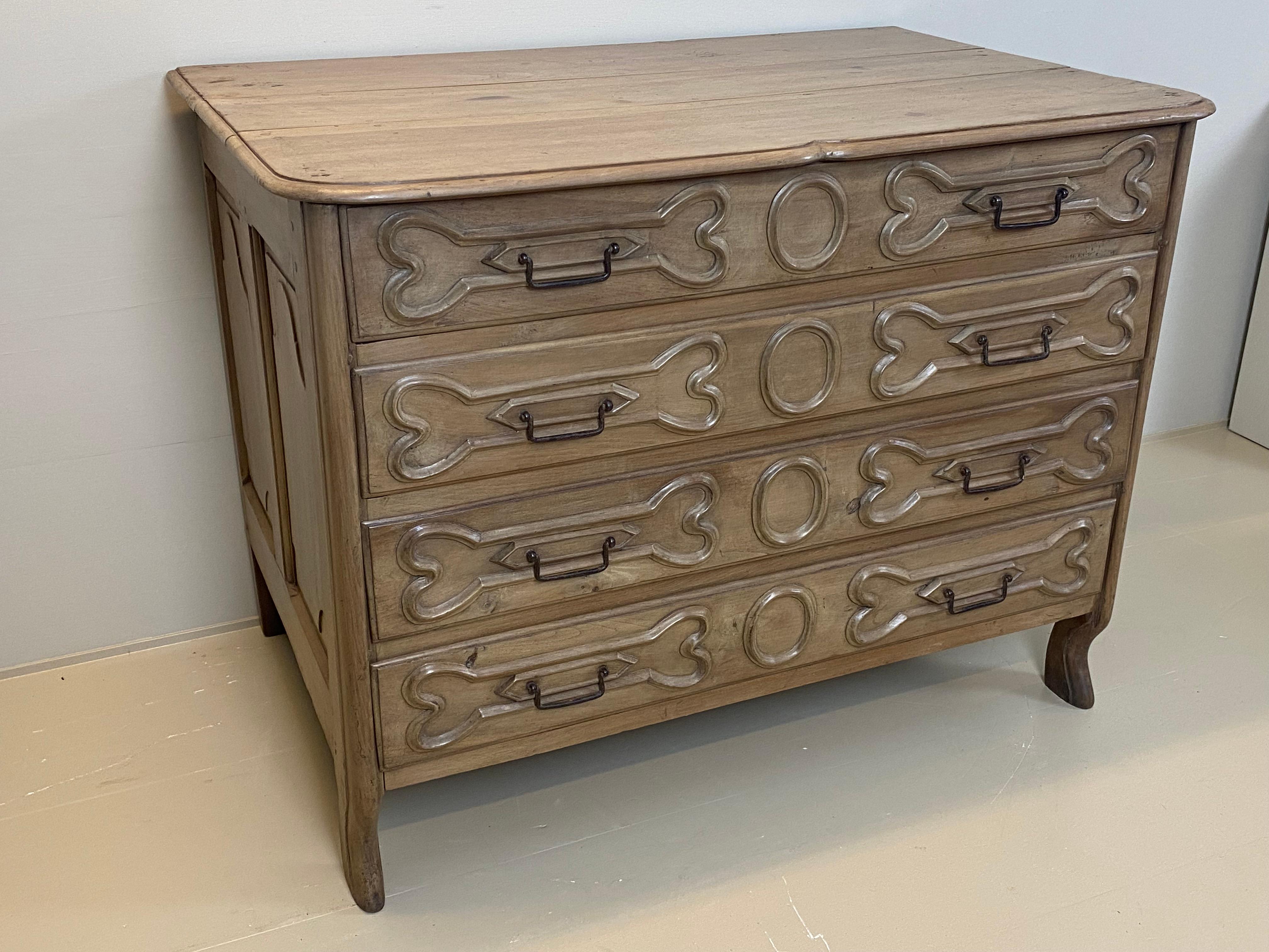 Beautiful French commode with 4 drawers,
good old bleached patina of the walnut,
nice Dog-Bone pattern carvings of the drawers,
Piece of furniture with great character and power,
from the Toulouse region.
 