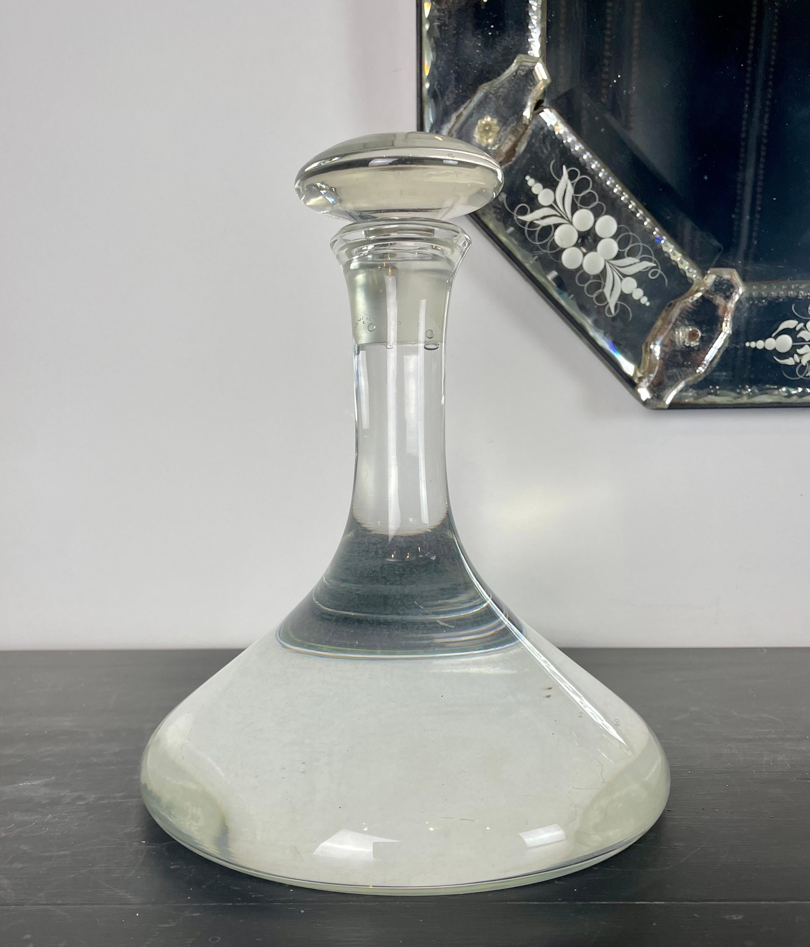 Very pretty French Captain glass carafe with its glass stopper. The bottom of the cap is frosted glass.
Mouth blown glass. nice French work from the middle of the 20th century.
The carafe has a wide flat bottom and a generous shape.
This decanter