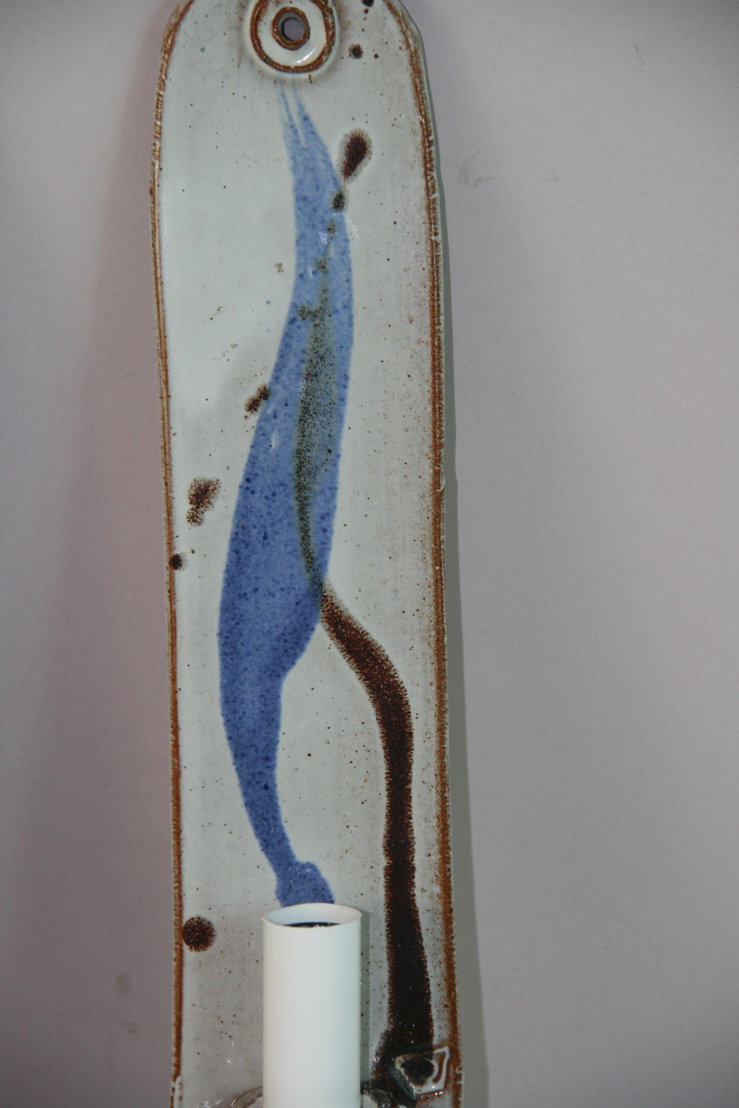Paire d'appliques en porcelaine bleue et beige Bon état - En vente à Douglas Manor, NY