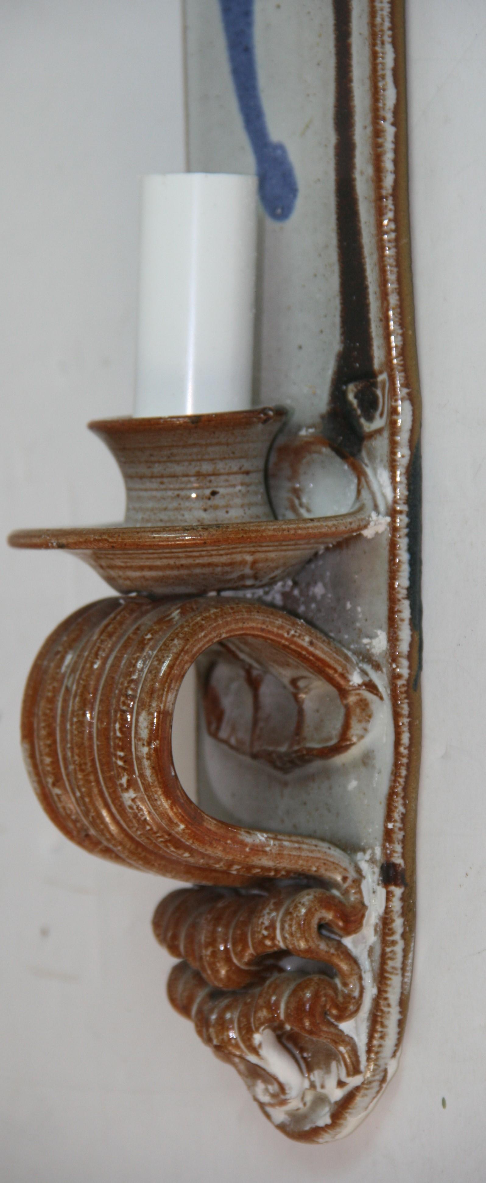 Porcelaine Paire d'appliques en porcelaine bleue et beige en vente