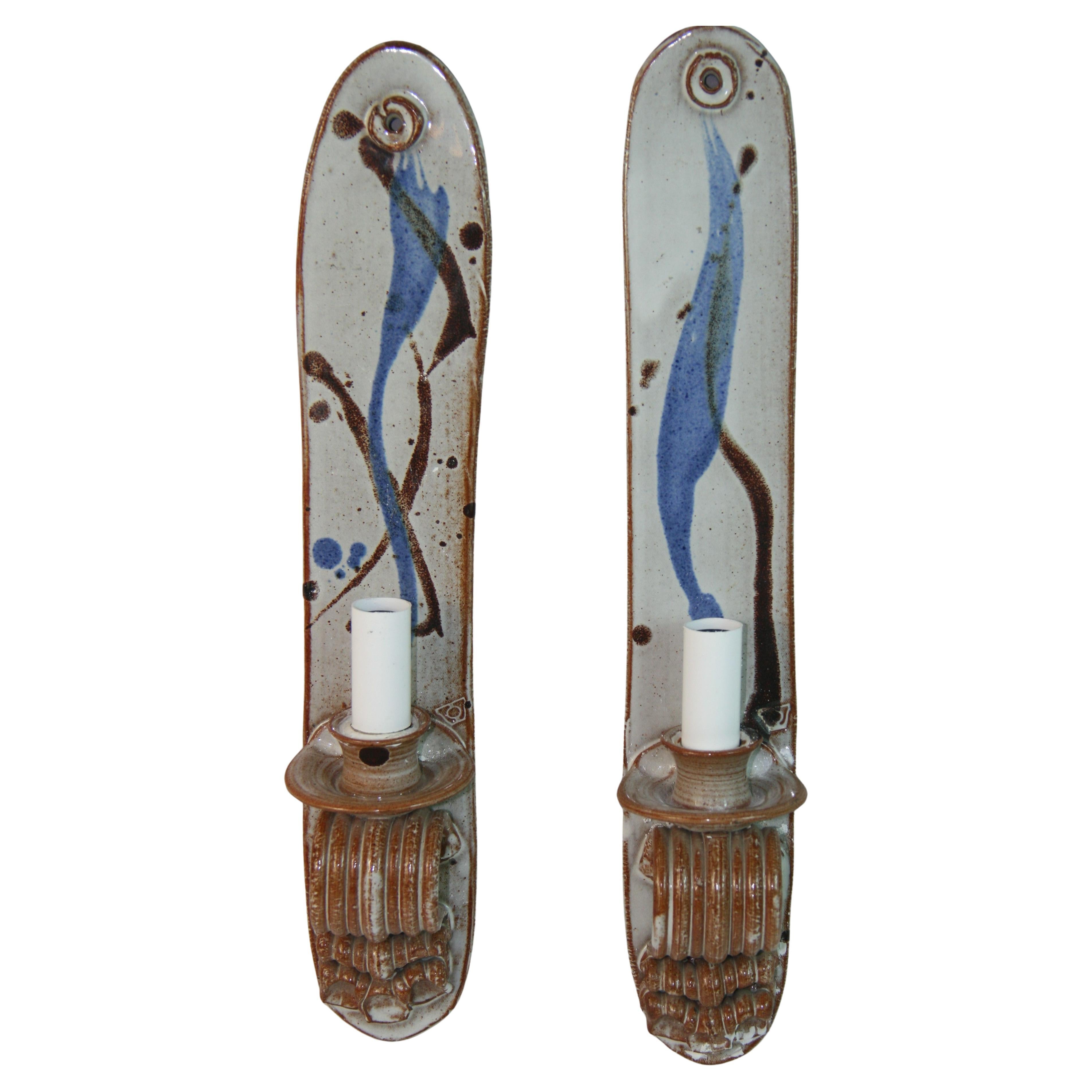 Paire d'appliques en porcelaine bleue et beige en vente