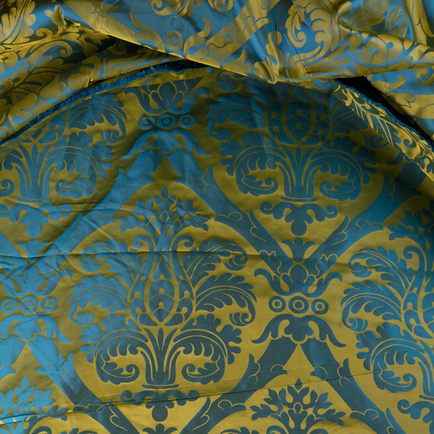 Designer- Damast-Stoff aus gewebter Seide im Scalamandre-Stil in Blau und Gold (Aubusson) im Angebot