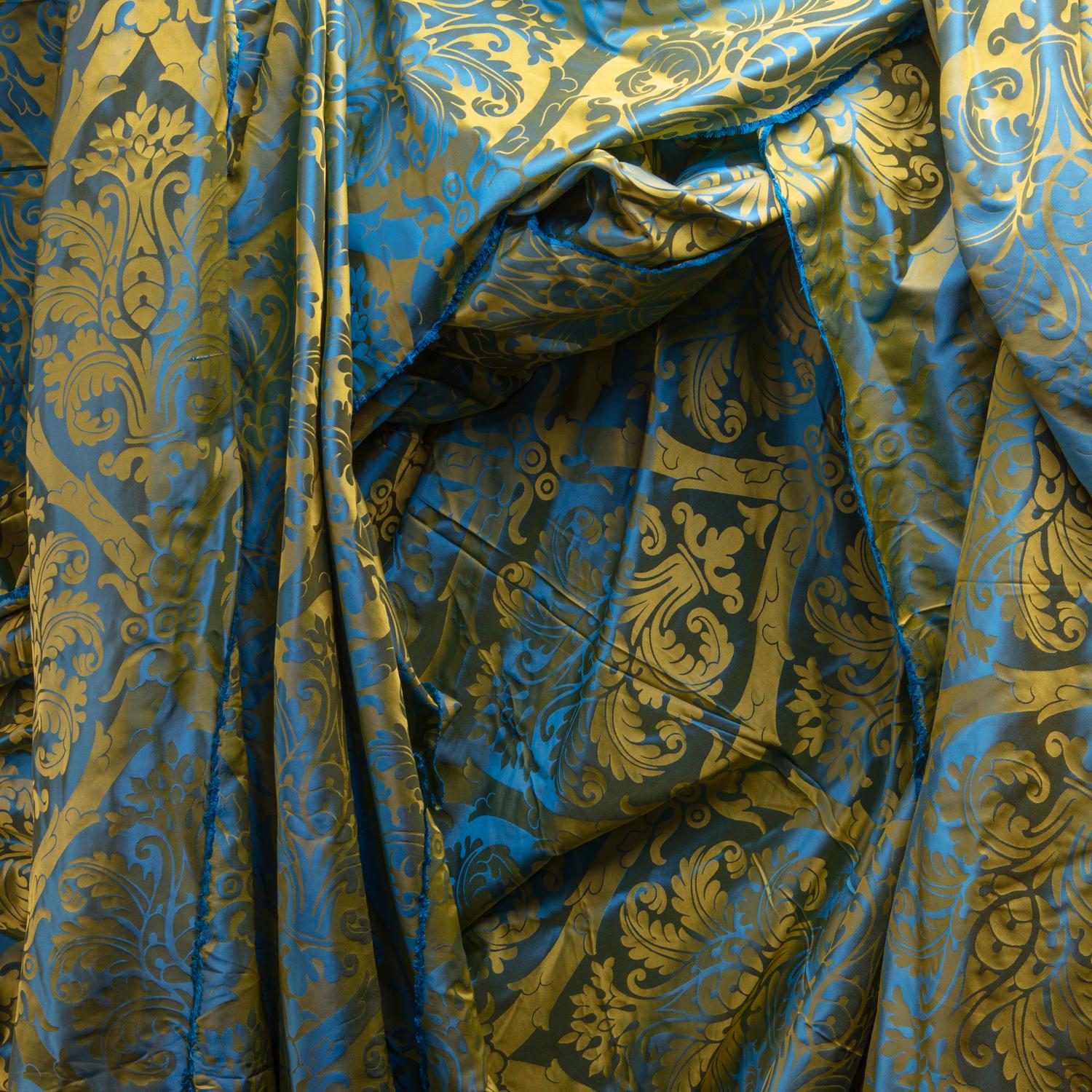Aubusson Tissu en damas de soie bleu et or tissé de style Scalamandre de créateur français en vente