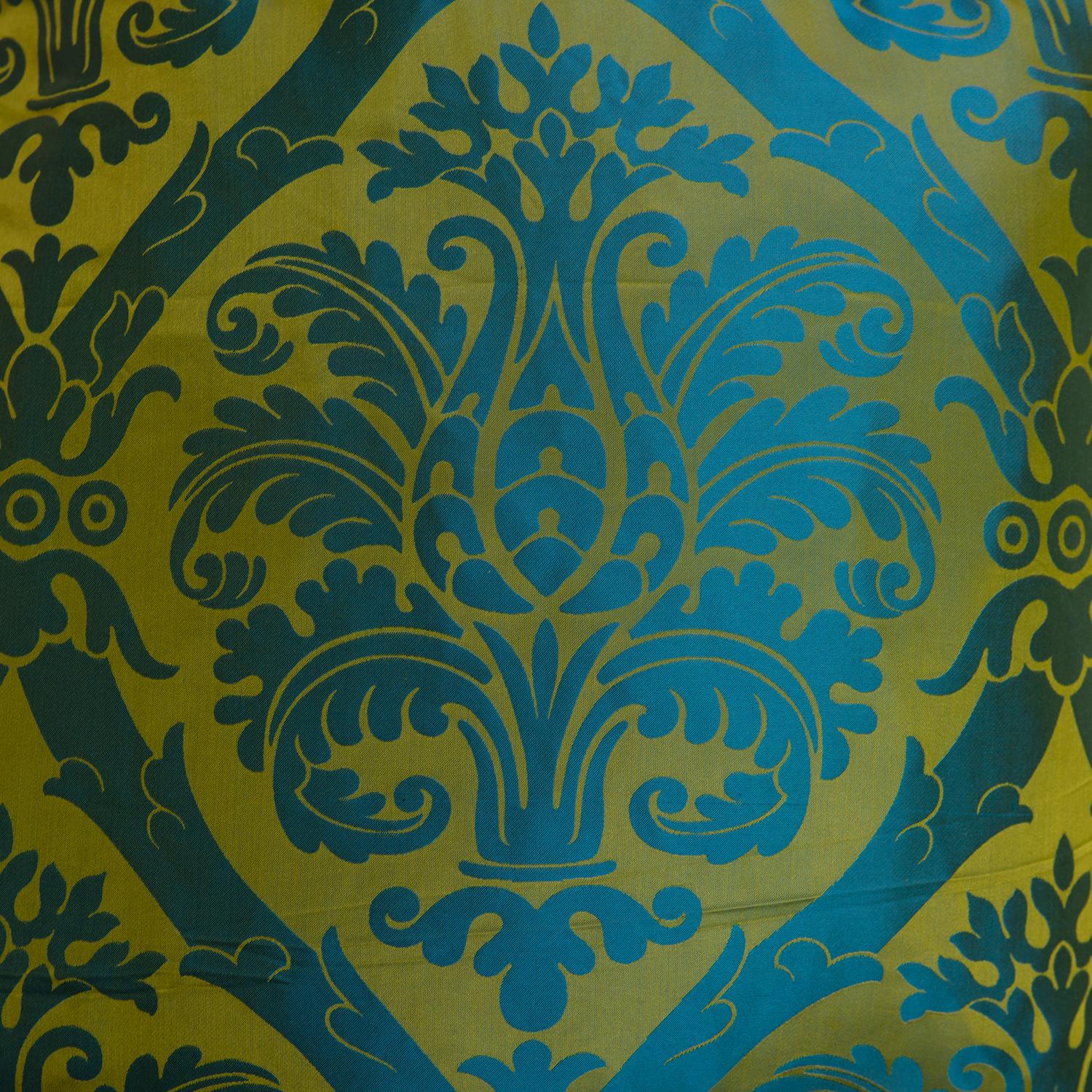 Indien Tissu en damas de soie bleu et or tissé de style Scalamandre de créateur français en vente