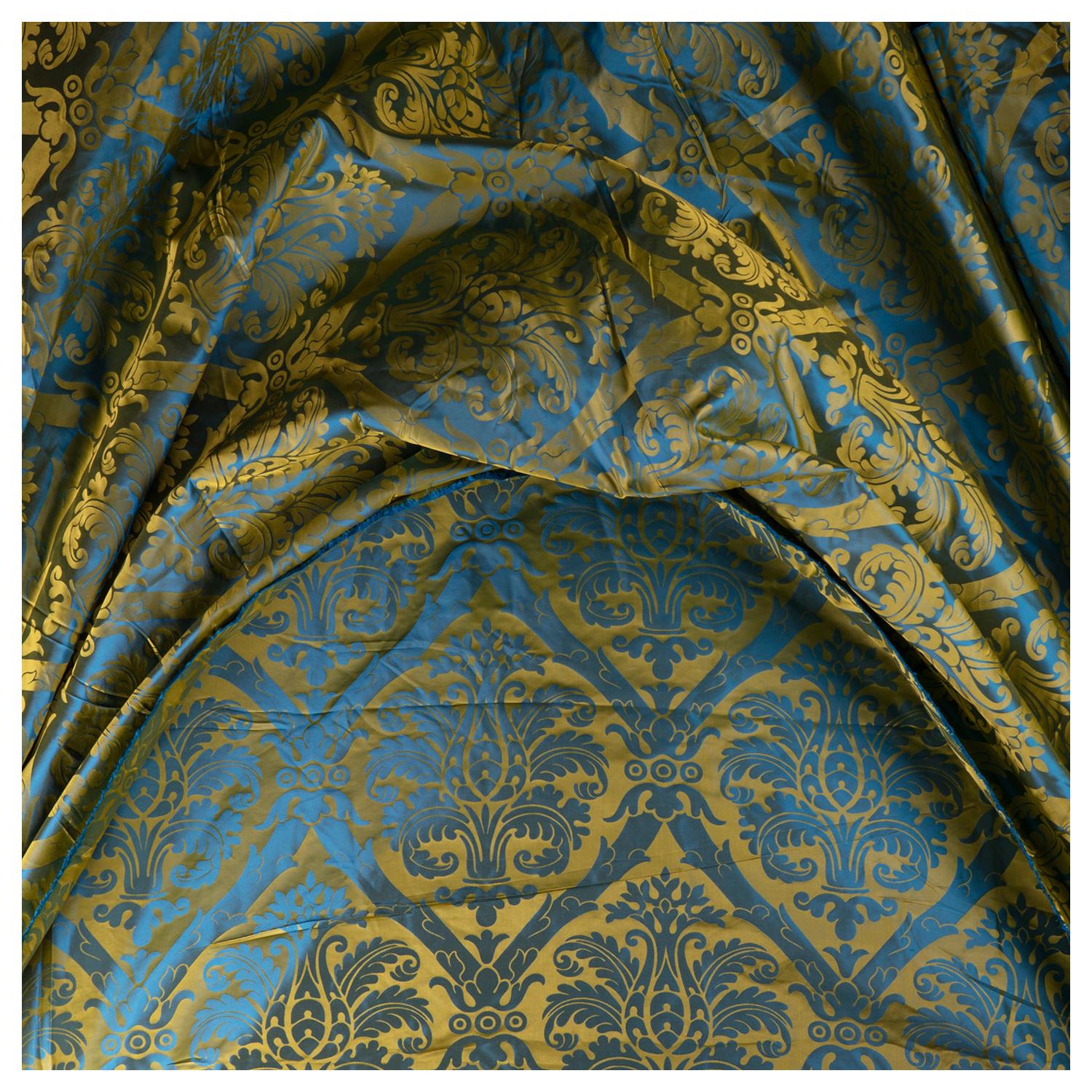Tissu en damas de soie bleu et or tissé de style Scalamandre de créateur français
