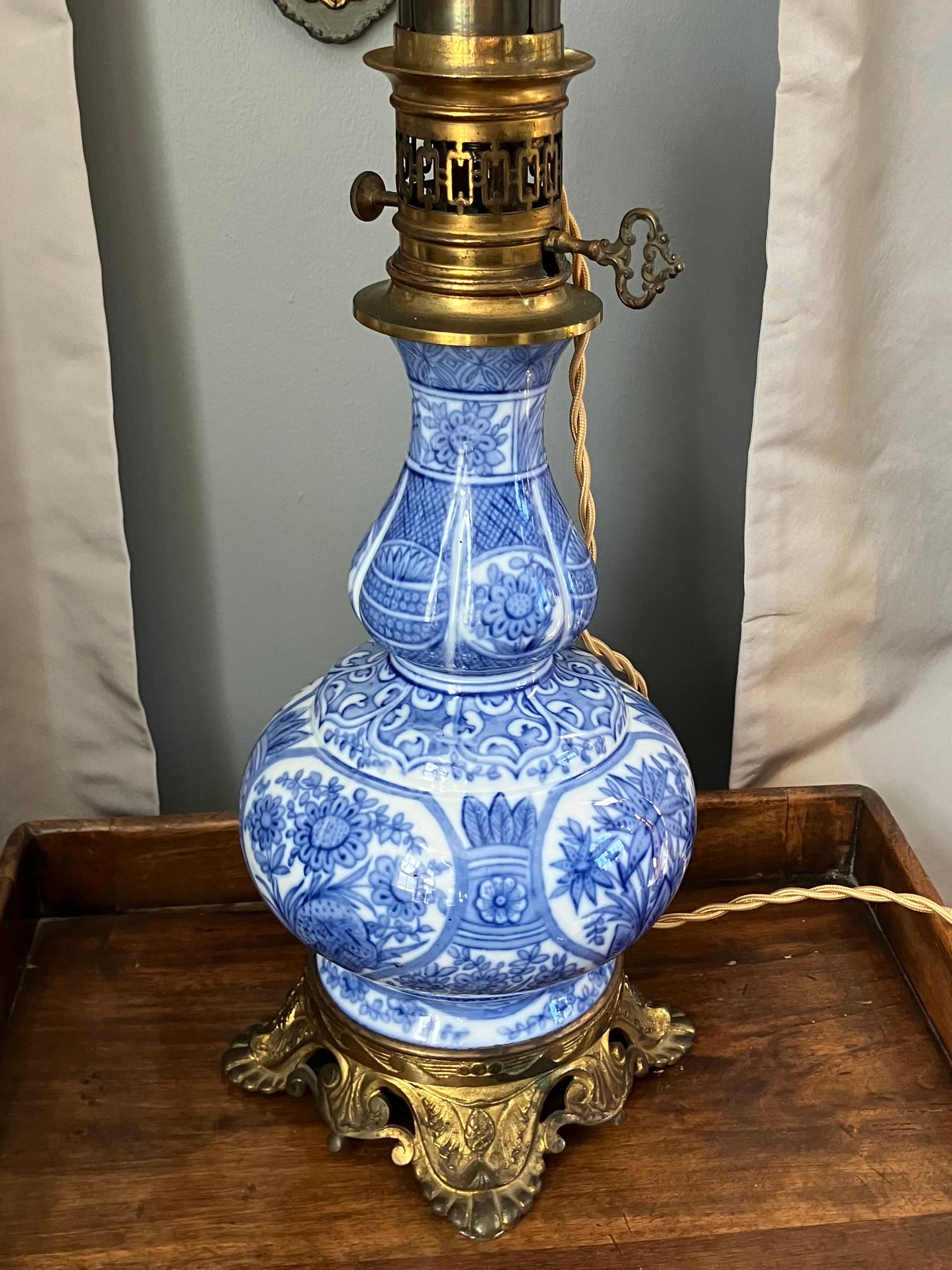 Lampada a balaustro in porcellana francese bianca e blu in vendita 4