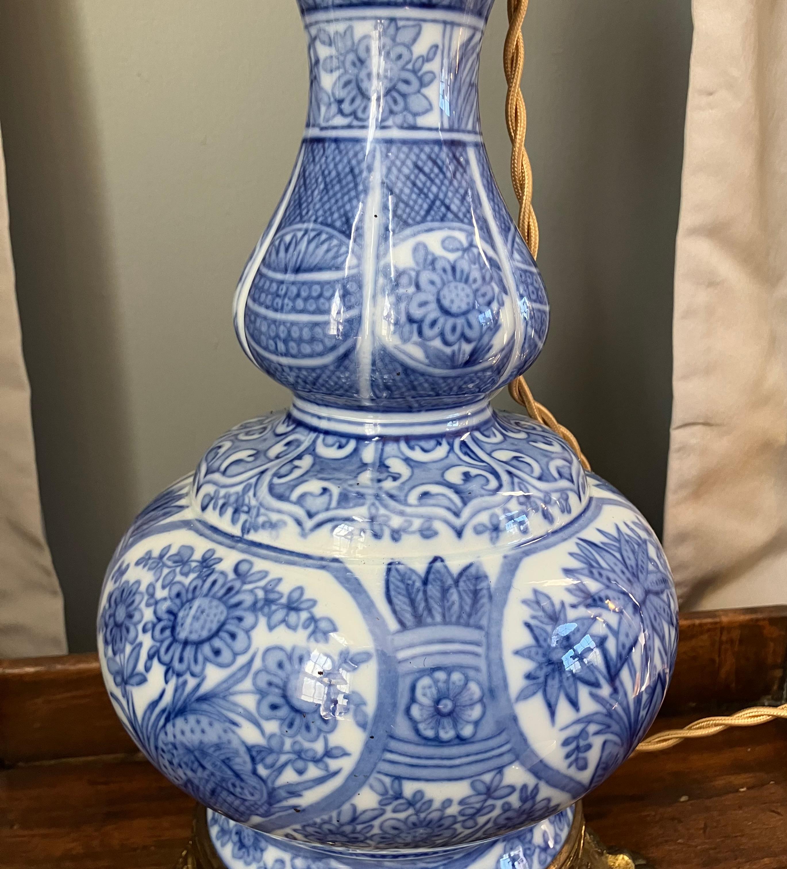Lampada a balaustro in porcellana francese bianca e blu In condizioni buone in vendita a New York, NY