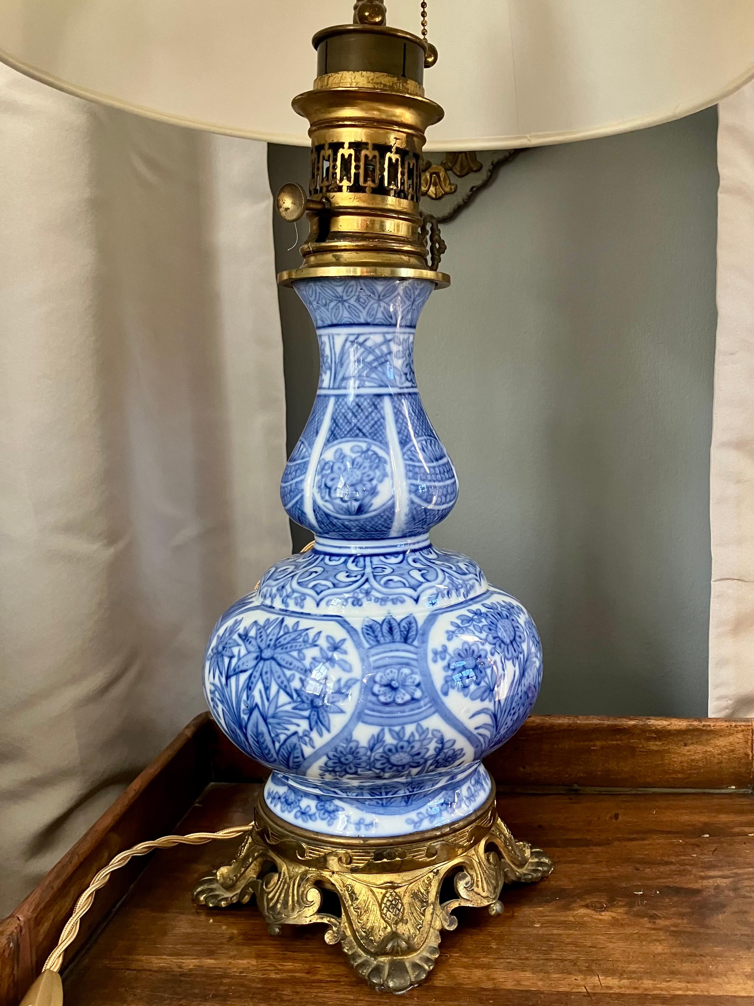 Ottone Lampada a balaustro in porcellana francese bianca e blu in vendita