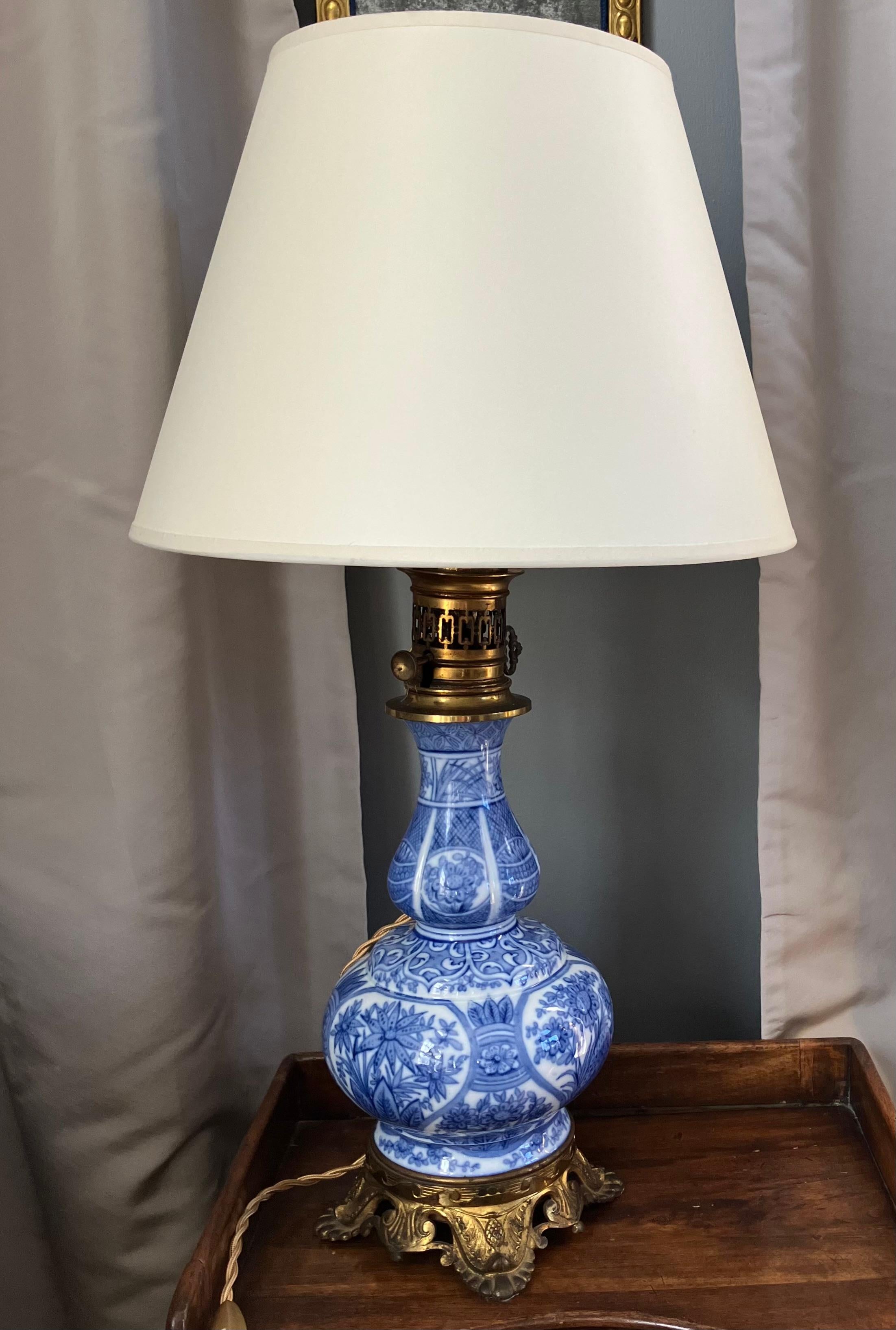 Lampada a balaustro in porcellana francese bianca e blu in vendita 1