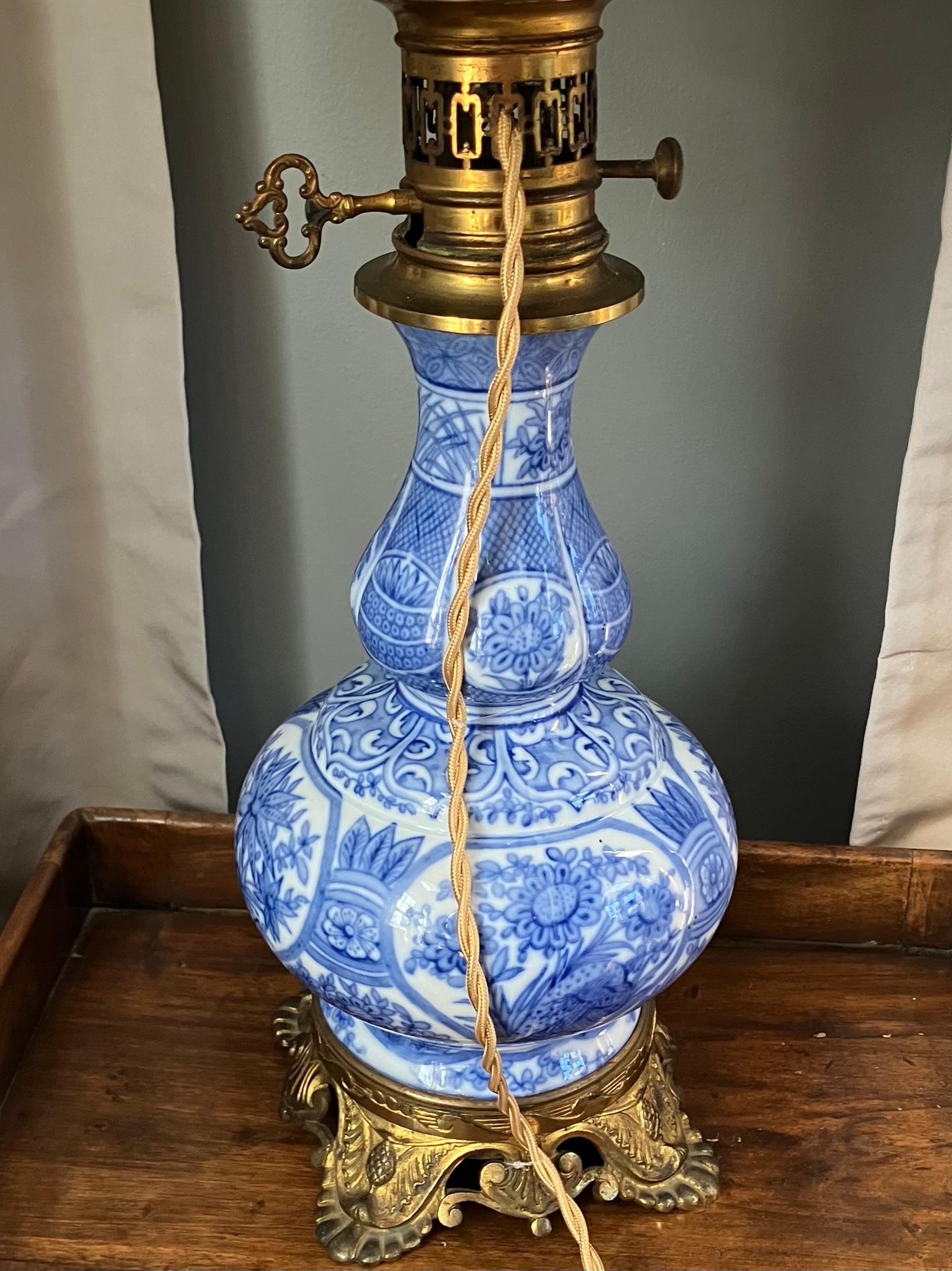 Lampada a balaustro in porcellana francese bianca e blu in vendita 3