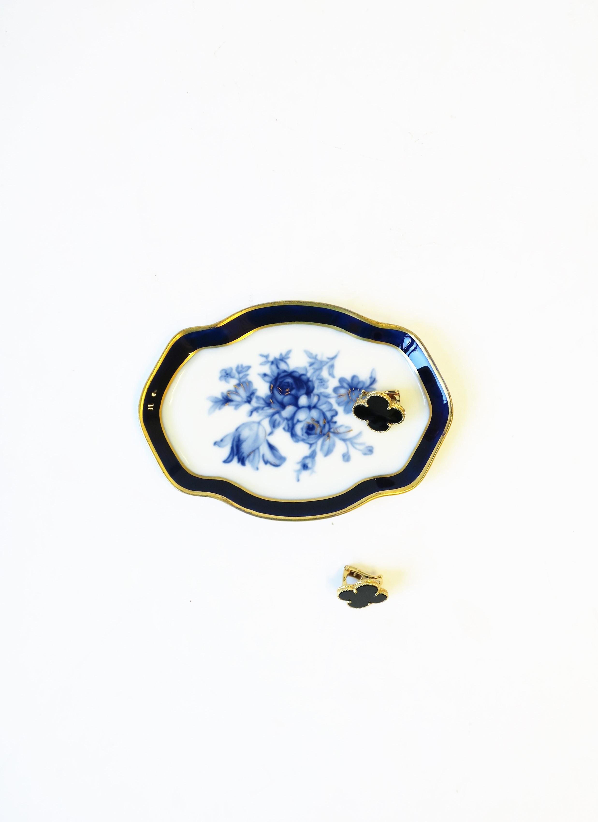 French Blue and White Porcelain Jewelry Dish in the Rococo Style In Good Condition For Sale In New York, NY