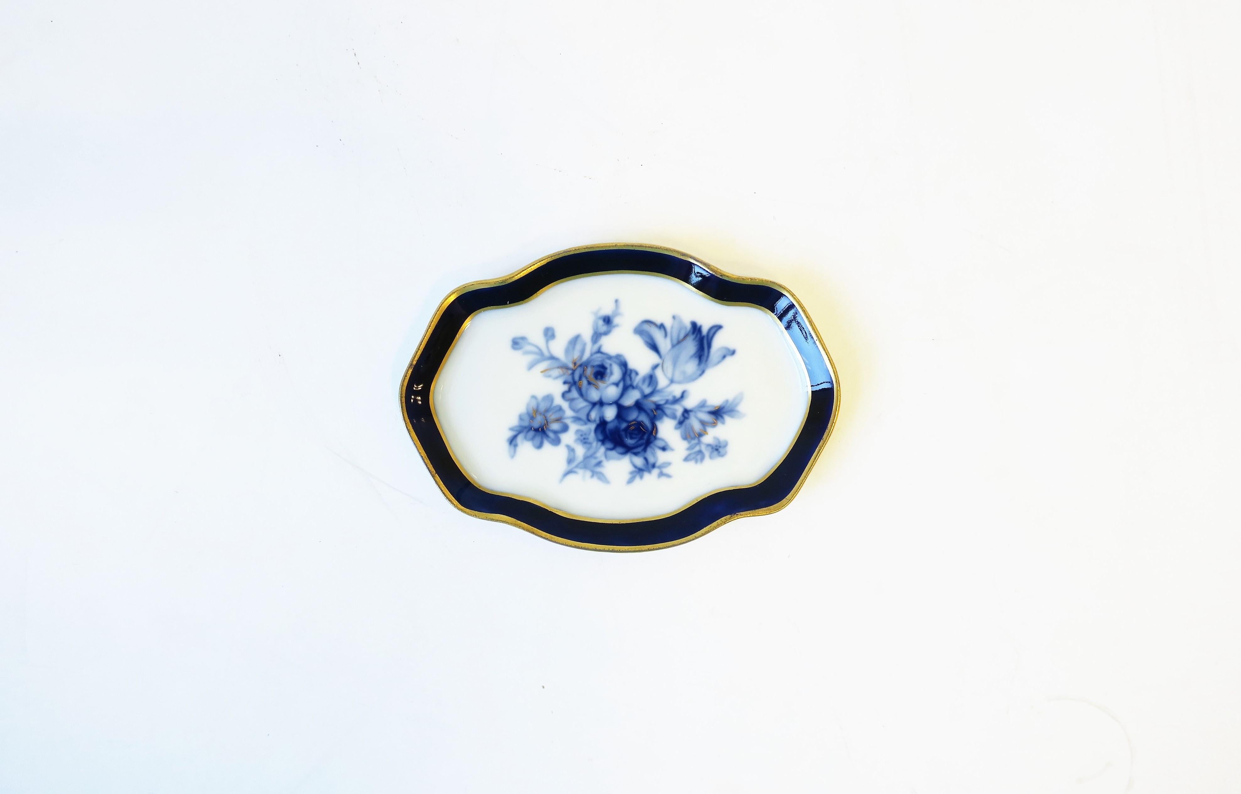 French Blue and White Porcelain Jewelry Dish in the Rococo Style For Sale 1