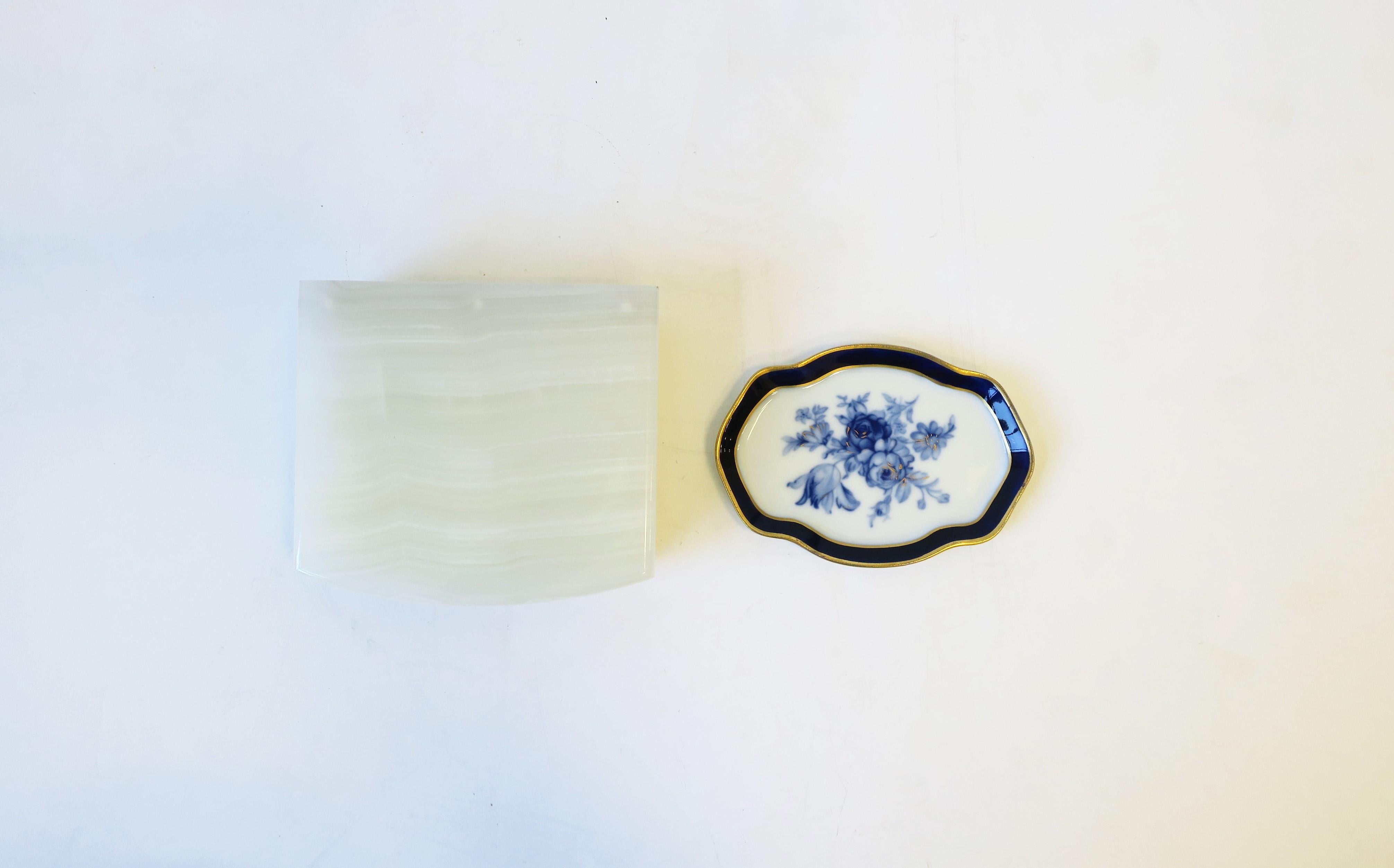 French Blue and White Porcelain Jewelry Dish in the Rococo Style For Sale 2