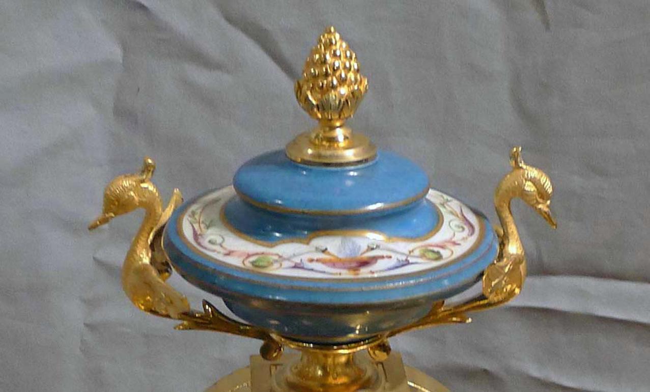 Französische Kaminuhr aus blauem Celeste-Porzellan und Goldbronze (Spätes 19. Jahrhundert) im Angebot