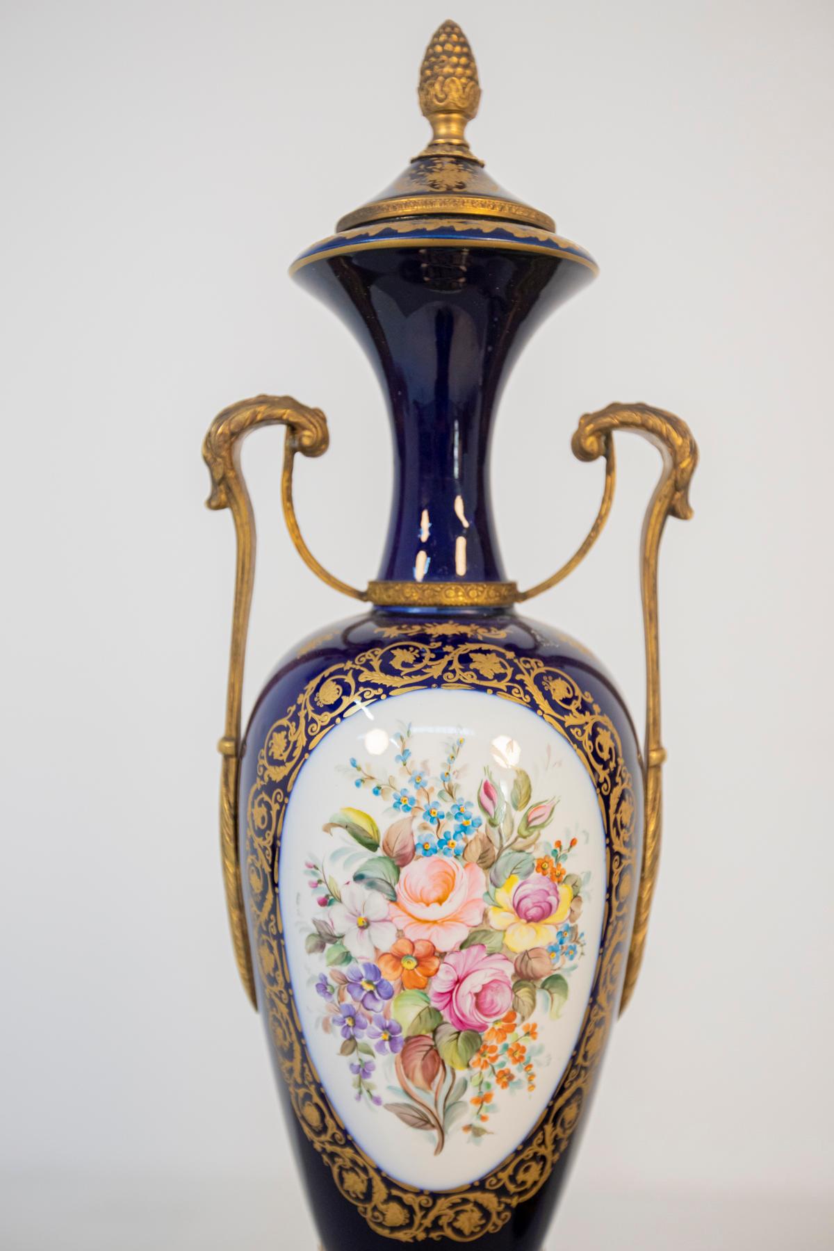 Splendid pair of early 20th century porcelain vases, fine French manufacture.
The pair of vases is made entirely of blue porcelain, with bronze elements.
The base of the vases has an octagonal shape and is made of gilded bronze original of the