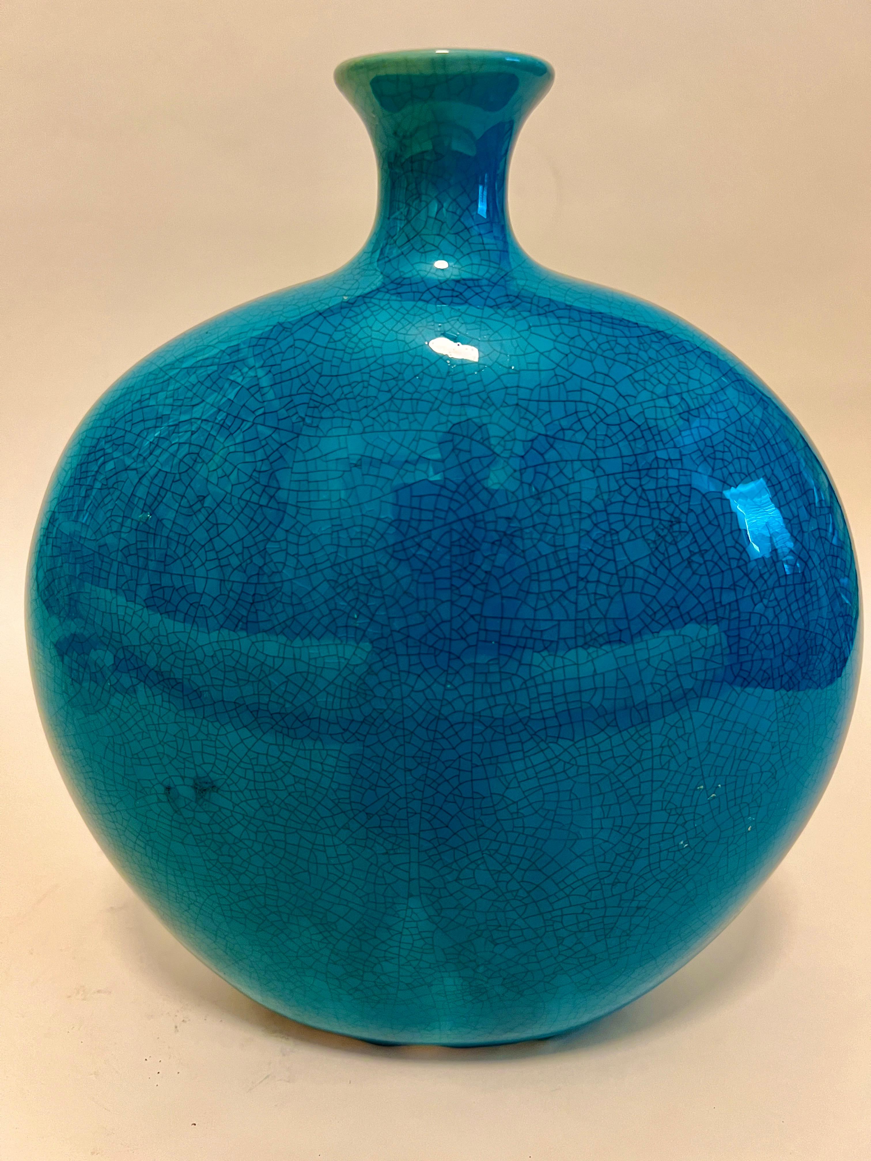Vaso a forma di fiasco blu francese a craquelure egiziana.