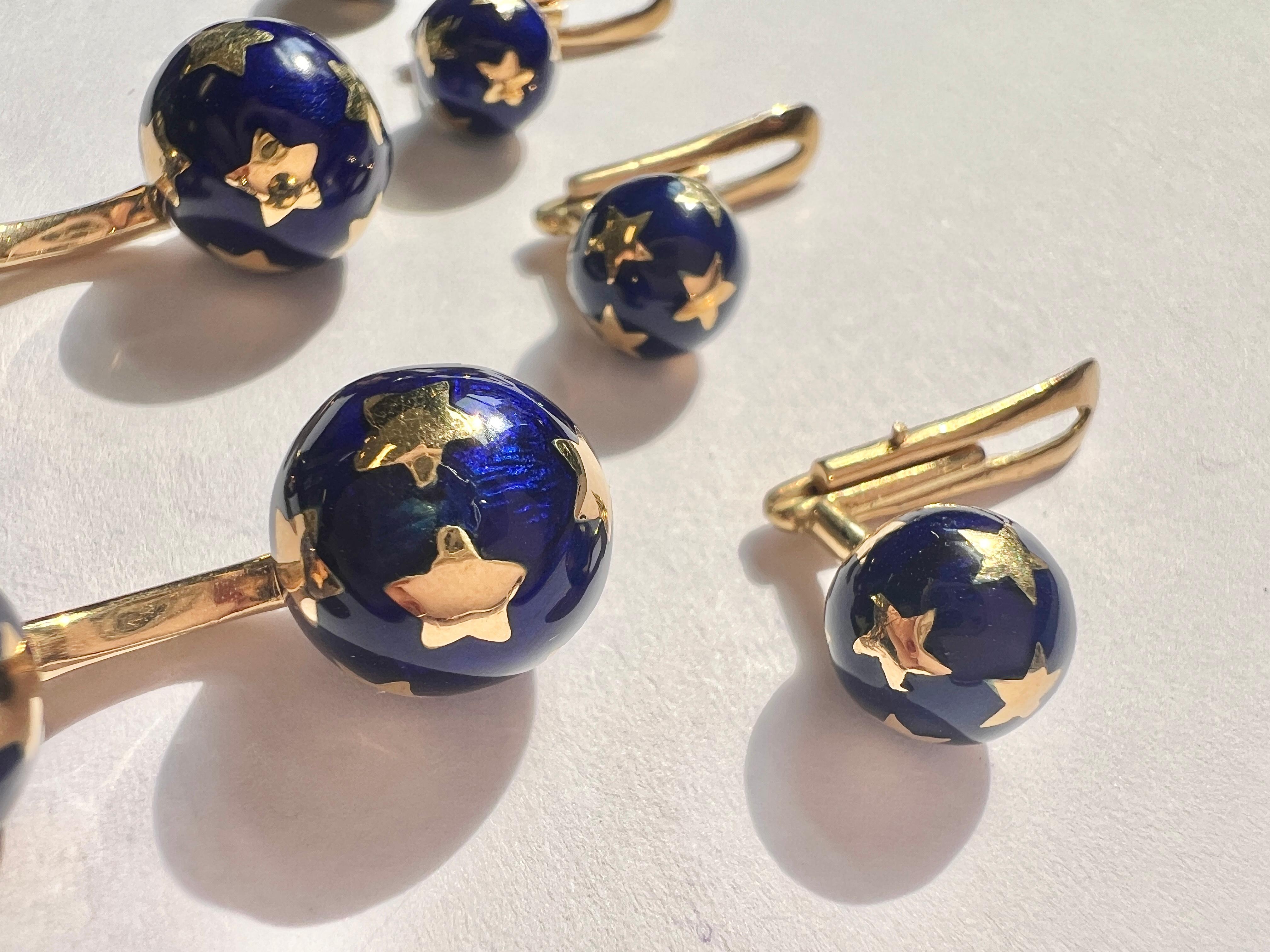 Uomo Gemelli da polso con borchie in oro giallo 18 carati con motivo a stella e smalto blu francese in vendita