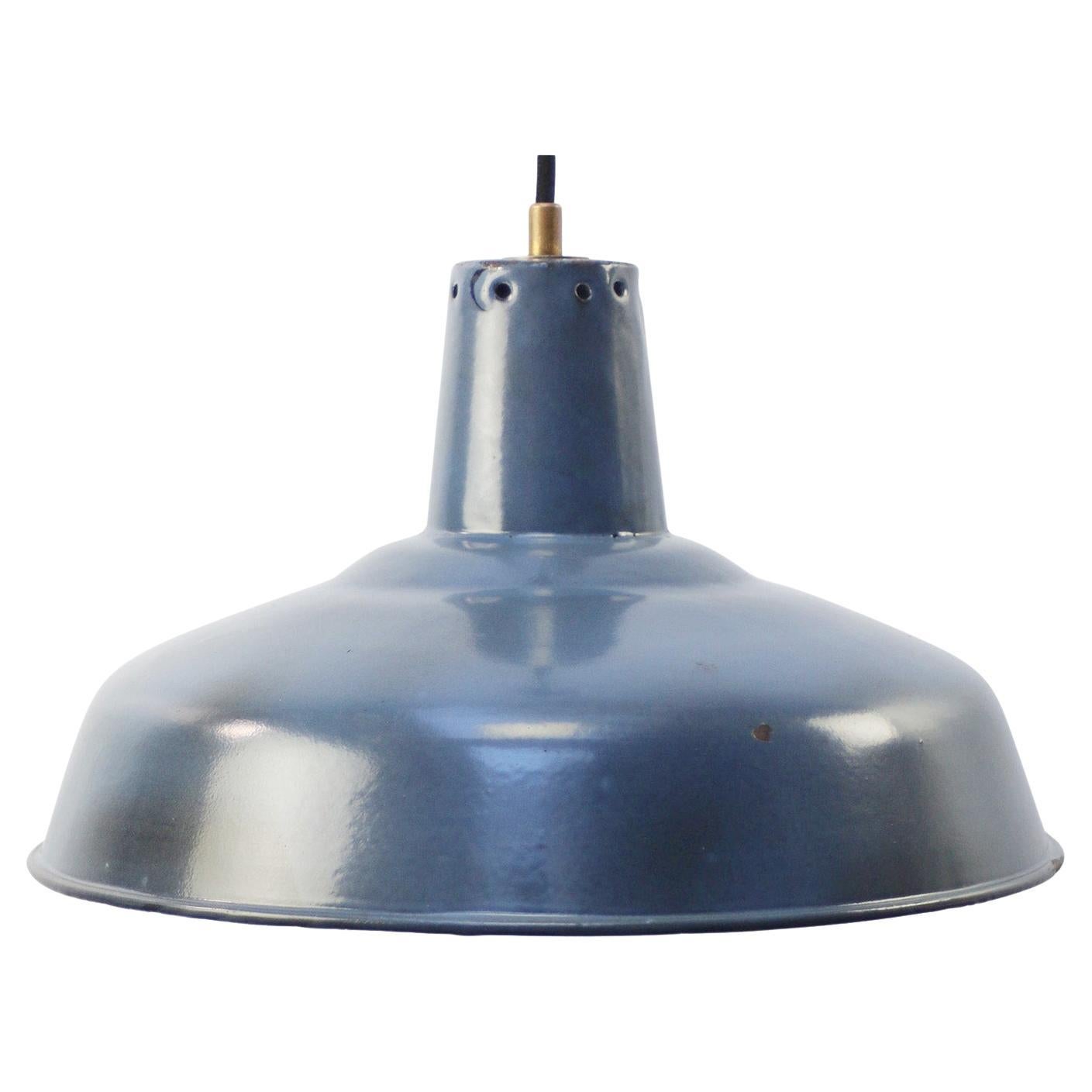 Lampe à suspension industrielle vintage française en émail bleu en vente